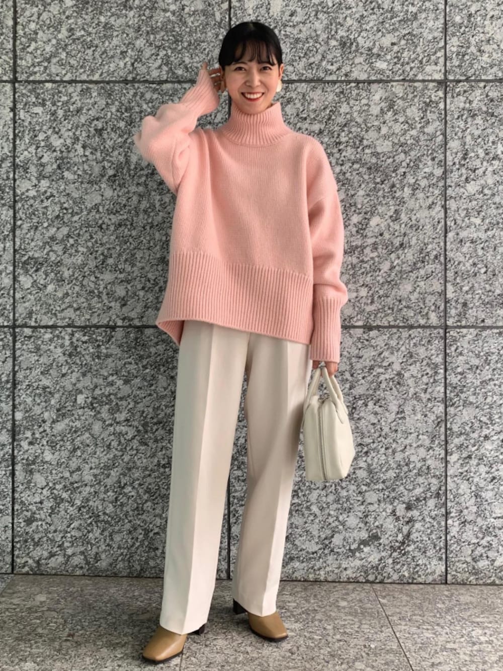 「秋のコーデ、タートルネック、タートルネックニット、白パンツ、ホワイトパンツ、アダムエロペ(ADAM ET ROPE')、Adam et Rope'、秋コーデ、秋服準備はじめました、秋トレンド2021」｜「ADAM ET ROPE'の【WEB限定】タートルバックスリットニットプルオーバー（ニット/セーター、ピンク系）」を使った、ADAM ET ROPE' STAFFさん（レディース・156cm）の夏コーディネートの1枚目の写真