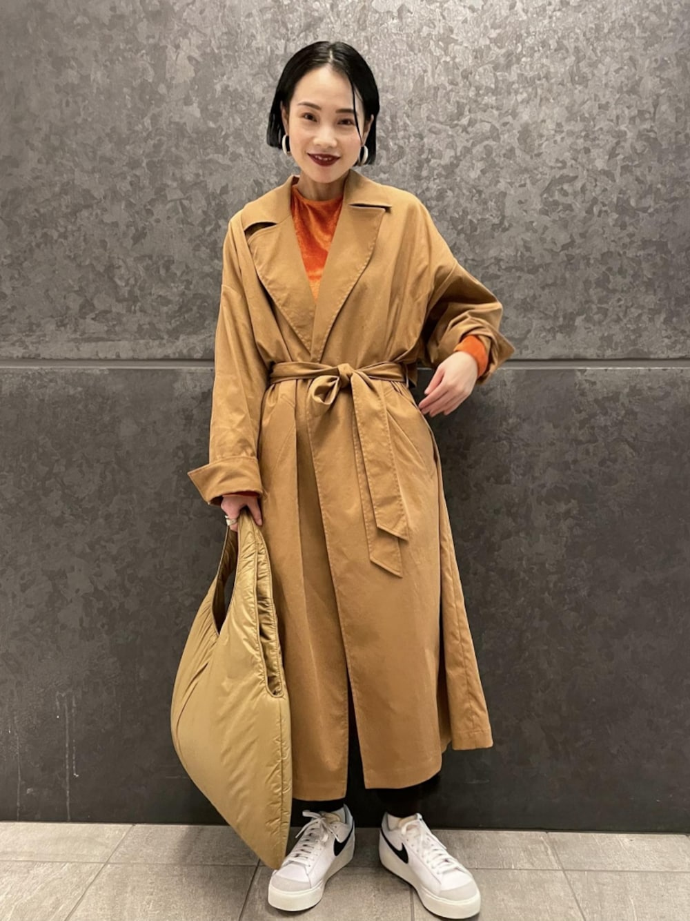「NIKE、トレンチコート、秋のコーデ、スニーカーコーデ、アダムエロペ(ADAM ET ROPE')、Adam et Rope'、秋コーデ、秋冬コーデ、秋服準備はじめました、秋トレンド2021」｜「ADAM ET ROPE'のリラックストレンチコート（ジャケット/アウター、ベージュ系）」を使った、ADAM ET ROPE' STAFFさん（レディース・157cm）の秋コーディネートの1枚目の写真