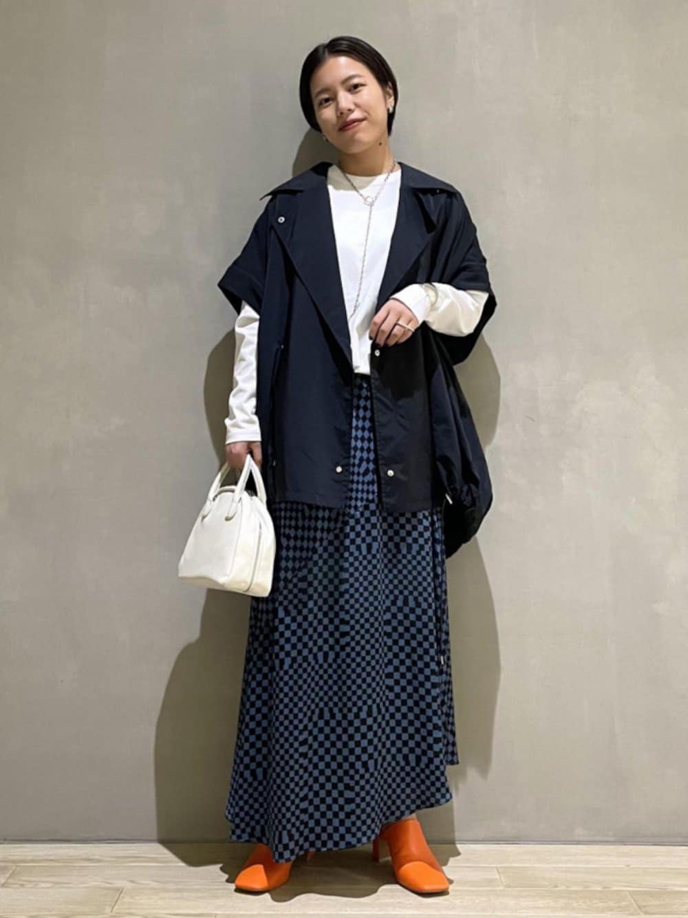 「秋のコーデ、レイヤードスタイル、大人カジュアル、アダムエロペ(ADAM ET ROPE')、Adam et Rope'、オトナカジュアル、秋コーデ、秋先取りコーデ、秋服準備はじめました、秋トレンド2021」｜「ADAM ET ROPE'のスクエアトゥレザーミュール（シューズ、オレンジ系）」を使った、ADAM ET ROPE' STAFFさん（レディース・158cm）の秋コーディネートの1枚目の写真