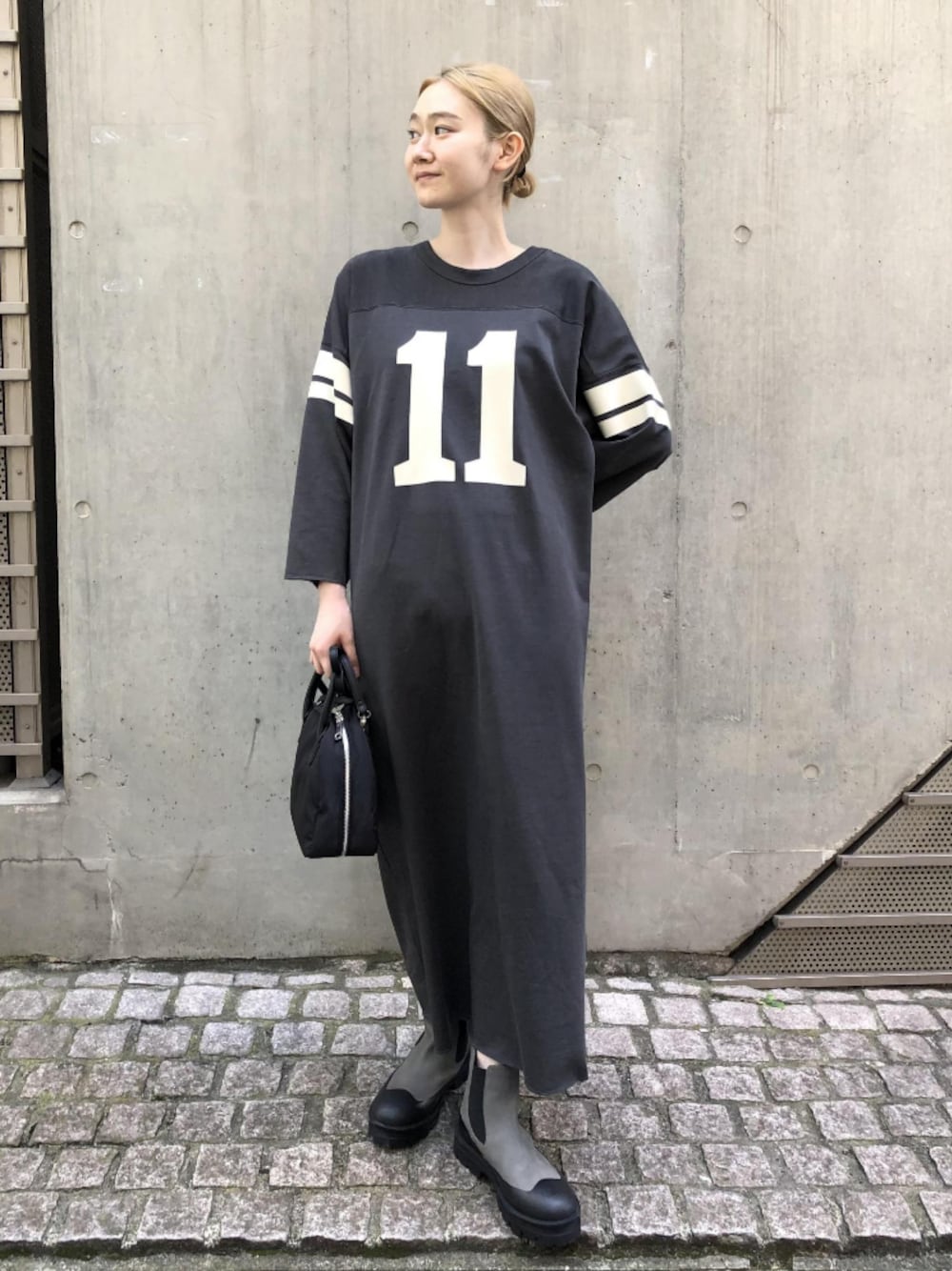 「ワンピース、秋のコーデ、ショートブーツ、アダムエロペ(ADAM ET ROPE')、ロングワンピース、Adam et Rope'、秋コーデ、秋冬コーデ、秋服準備はじめました、秋トレンド2021」｜「ADAM ET ROPE'のナンバリングワンピース（ワンピース、ブラック系）」を使った、ADAM ET ROPE' STAFFさん（レディース・159cm）の秋コーディネートの1枚目の写真