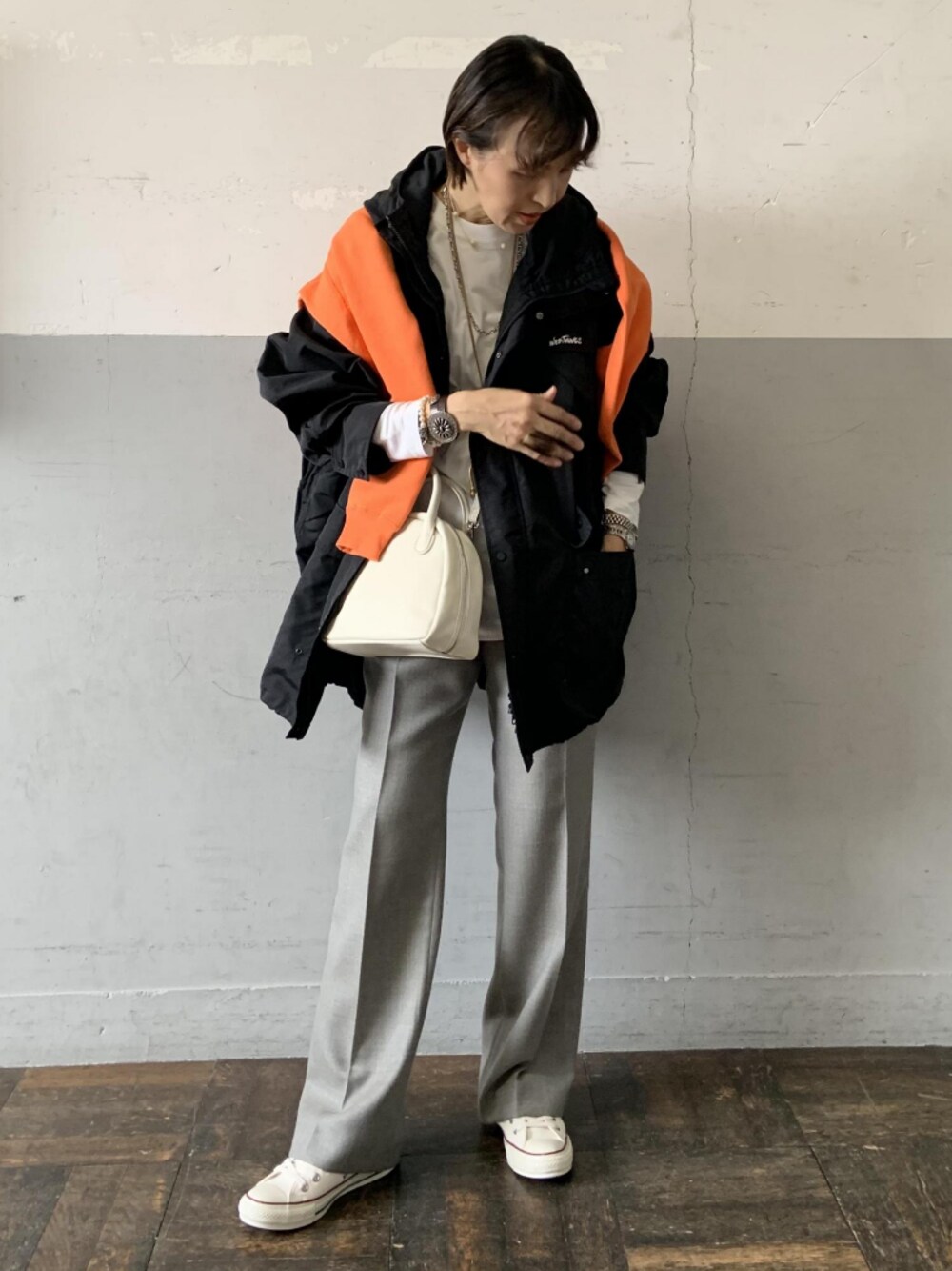 「マウンテンパーカー、大人カジュアル、WILDTHINGS、アダムエロペ(ADAM ET ROPE')、Adam et Rope'、オトナカジュアル、秋コーデ、高身長女子、秋服準備はじめました、秋トレンド2021」｜「ADAM ET ROPE'の【一部WEB限定】ラウンドミニボストン（バッグ、ホワイト系）」を使った、ADAM ET ROPE' STAFFさん（レディース・166cm）の秋コーディネートの1枚目の写真