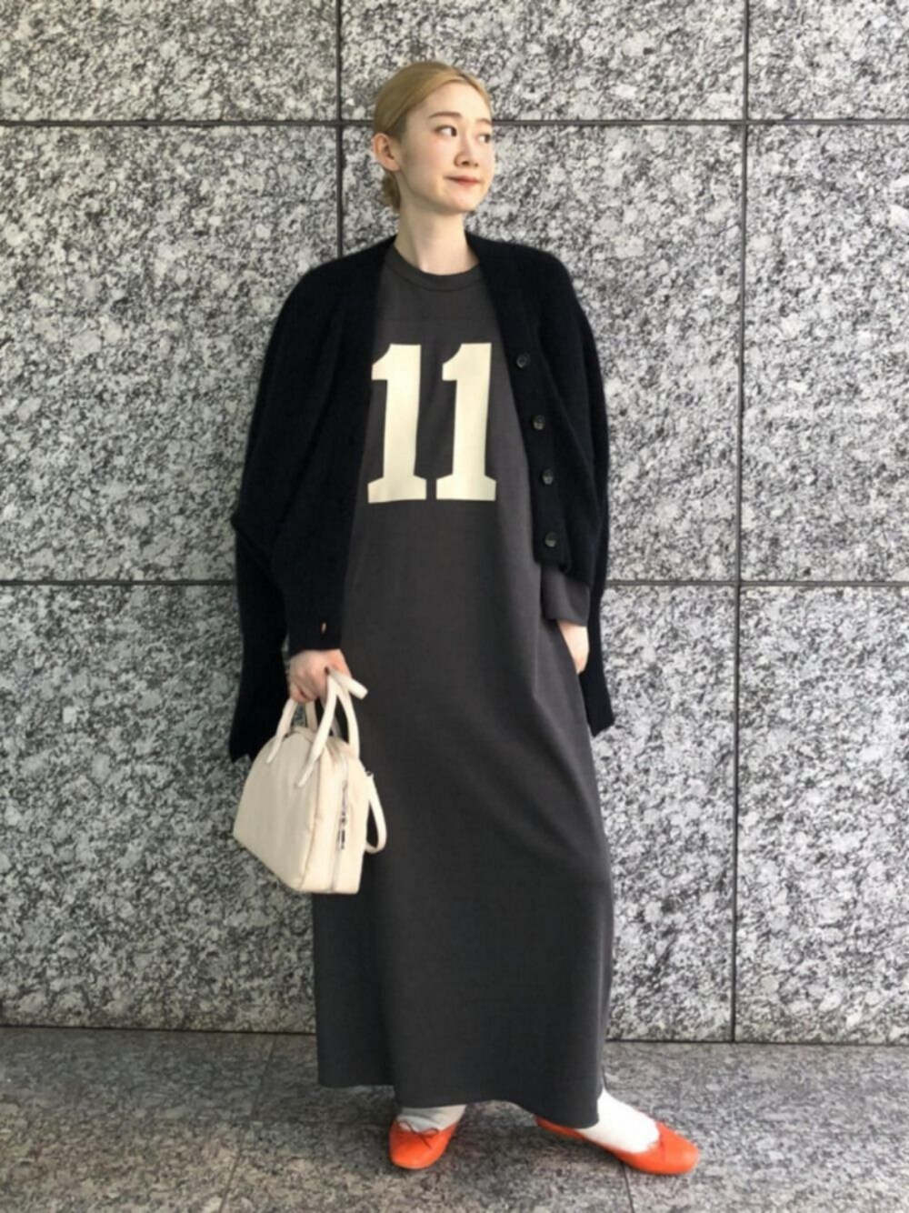 「ワンピース、大人カジュアル、バレエシューズ、アダムエロペ(ADAM ET ROPE')、ロングワンピース、Adam et Rope'、カジュアルコーデ、オトナカジュアル、秋コーデ、秋服準備はじめました」｜「ADAM ET ROPE'のFOXウール畦ミニカーディガン（カーディガン/ボレロ、ブラック系）」を使った、ADAM ET ROPE' STAFFさん（レディース・159cm）の秋コーディネートの1枚目の写真