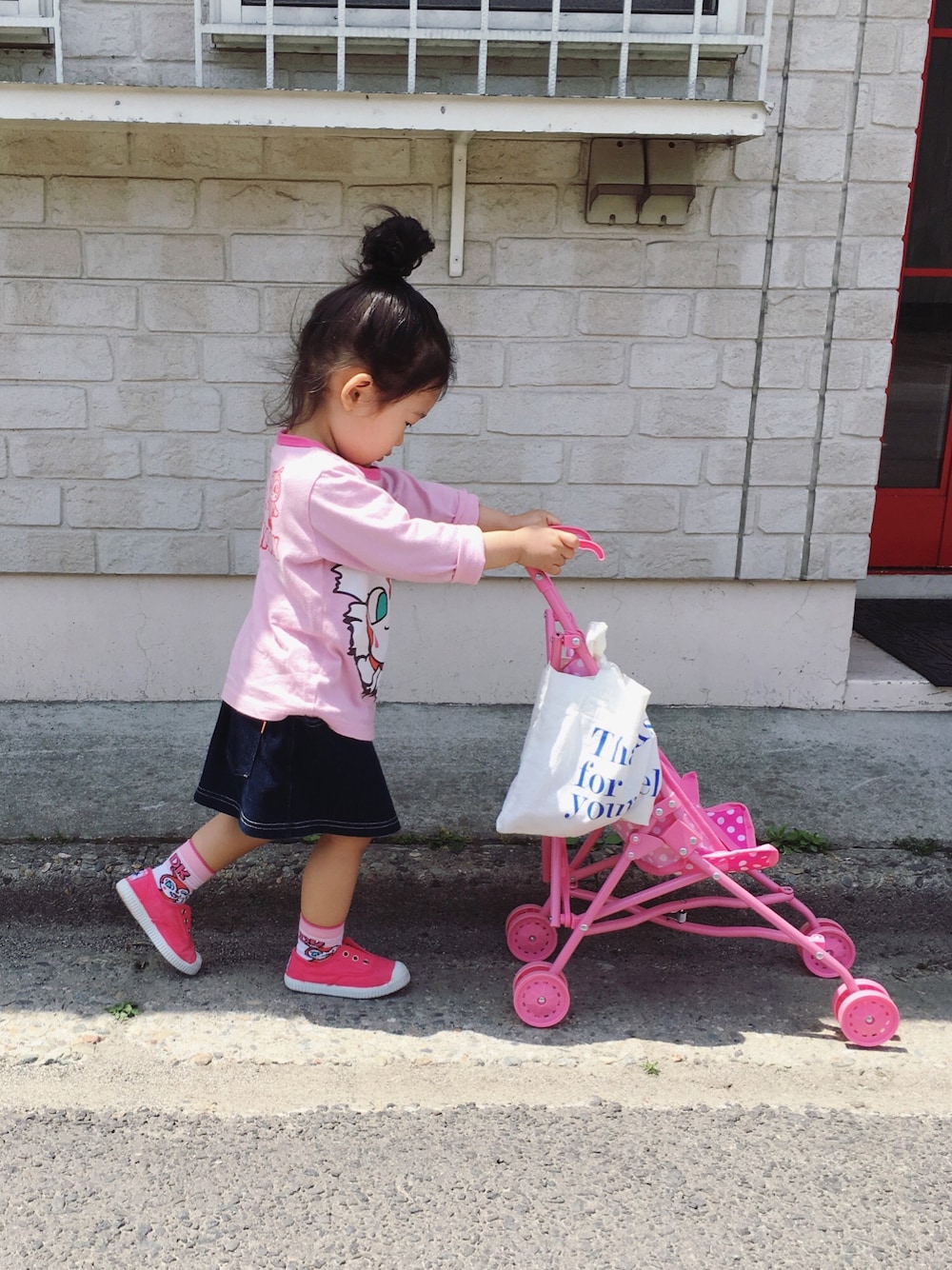 「おかしなソックス景樹に見せ隊。、ドキンちゃん、ピンク、ベビーカー、デニムスカート、ミニスカート、スリッポン、おだんごヘアー、トートバッグ、monmimi」｜「☻︎のドキンちゃんデカっ😂（Tシャツ/カットソー、ピンク系）」を使った、kumakumaさん（キッズ・80cm）の春コーディネートの1枚目の写真