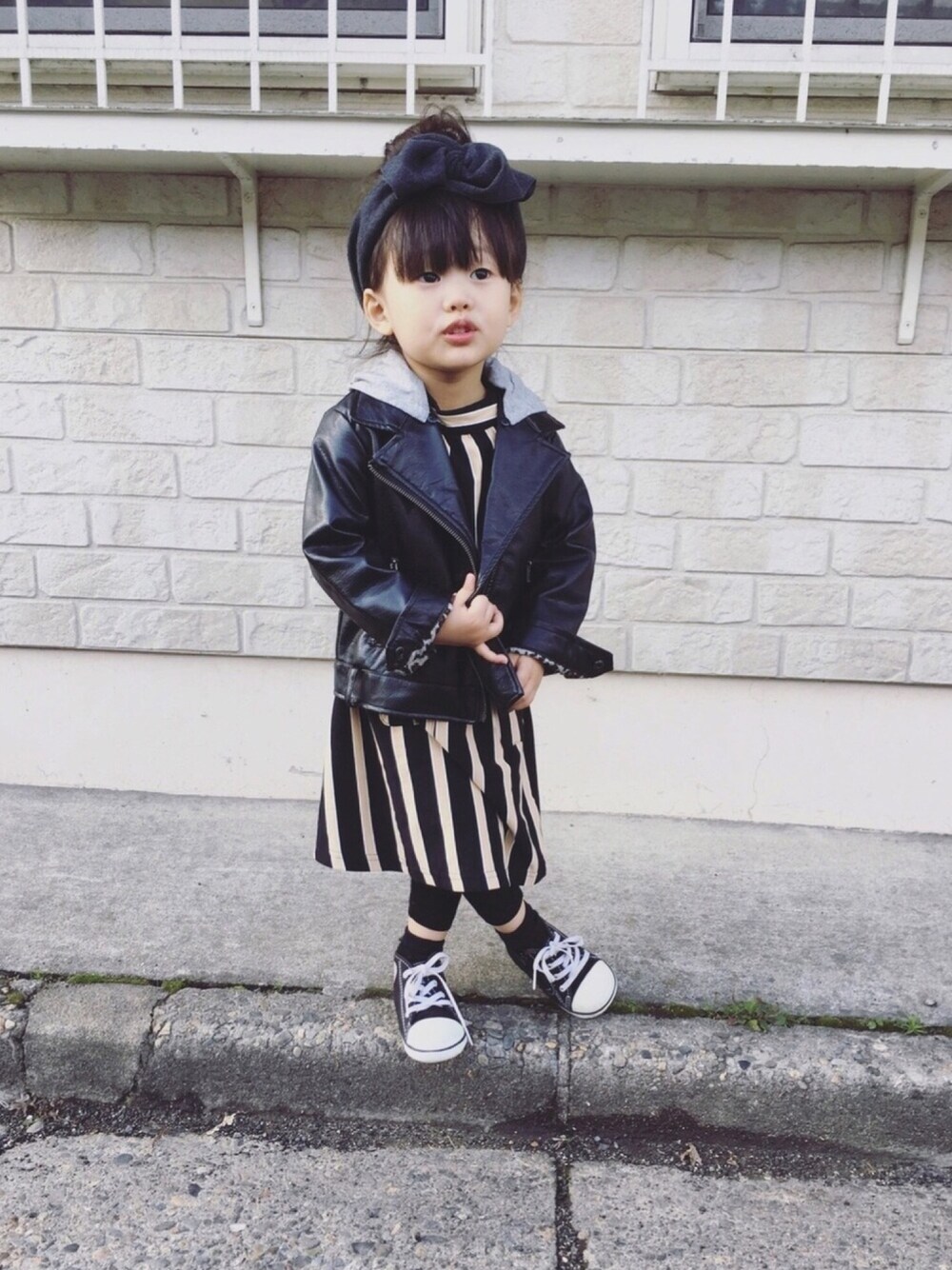 「ヘアバンド、ライダースジャケット、パーカー、ストライプ、ワンピース、モノトーン、モノトーンコーデ、アイラブCONVERSE、コンバース、キッズファッション」｜「CIAOPANIC TYPYの【ママとおそろい】リブリボンBIGターバン（ヘアバンド、グレー系）」を使った、kumakumaさん（キッズ・90cm）の冬コーディネートの1枚目の写真