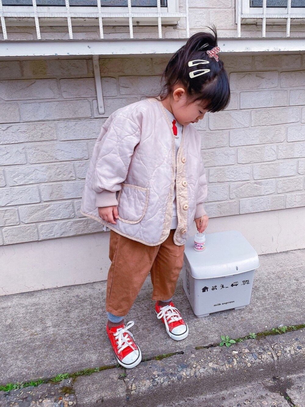 「春めきシューズ、カジュアルコーデ、コンバース、converse、キルティングジャケット、スウェット、beauloves、チノパン、韓国子供服、monmimi」｜「agnes b.のGW05 E ELASTIQUE b.モチーフヘアアクセサリー（ヘアゴム、レッド系）」を使った、kumakumaさん（キッズ・100cm）の春コーディネートの1枚目の写真