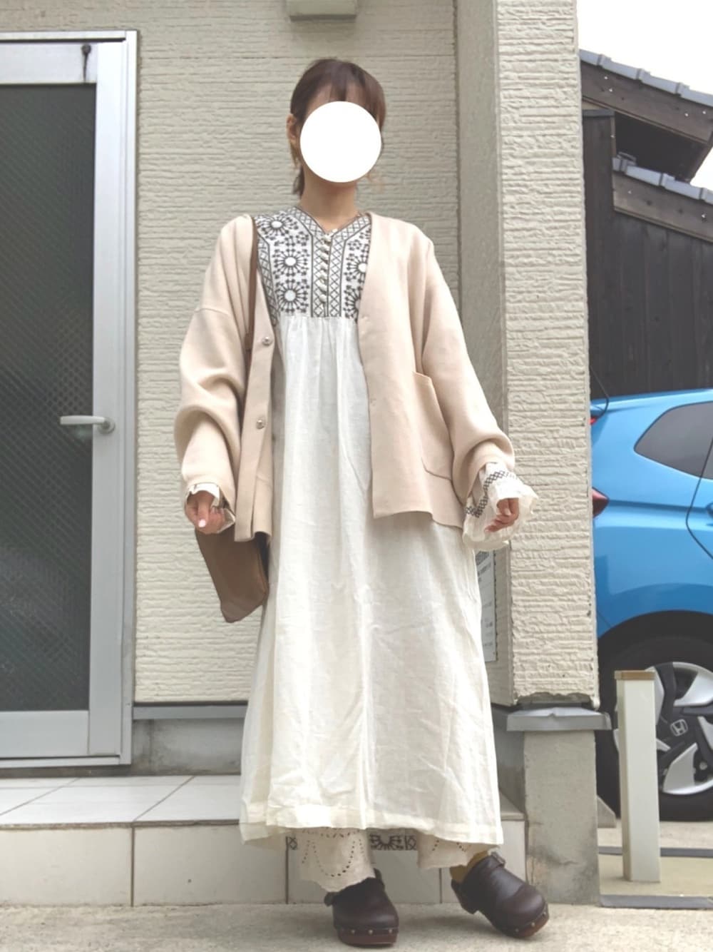 ホワイト系のカーディガン/ボレロ、ホワイト系のワンピース、ホワイト系のパンツを着用したレディースの春コーディネートの1枚目の写真