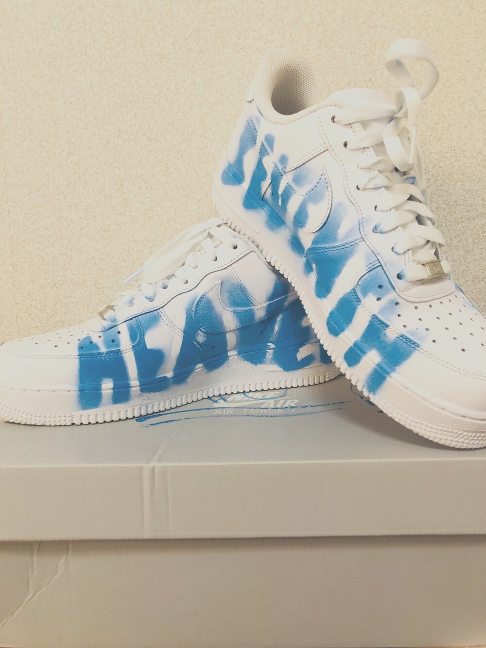 「NIKE、airforce1、SEVENTH HEAVEN、Phade、graffiti、グラフィティー、カワグチジン、おしゃれさんと繋がりたい、l4l、超絶希少スニーカー」｜「NIKEのアイテム（スニーカー、ブルー系）」を使った、水素さん（メンズ・172cm）の春コーディネートの1枚目の写真