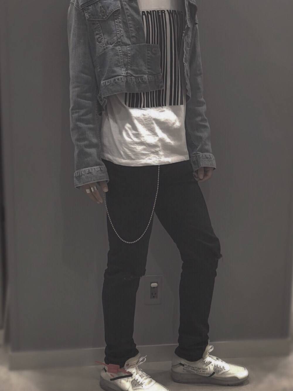 「韓国ファッション、OFF-WHITE、Alexander Wang、vetements、Maison Martin Margiela、おしゃれさんと繋がりたい、ストリート、ootd」｜「off whiteのアイテム（スニーカー、ホワイト系）」を使った、水素さん（メンズ・172cm）の春コーディネートの1枚目の写真