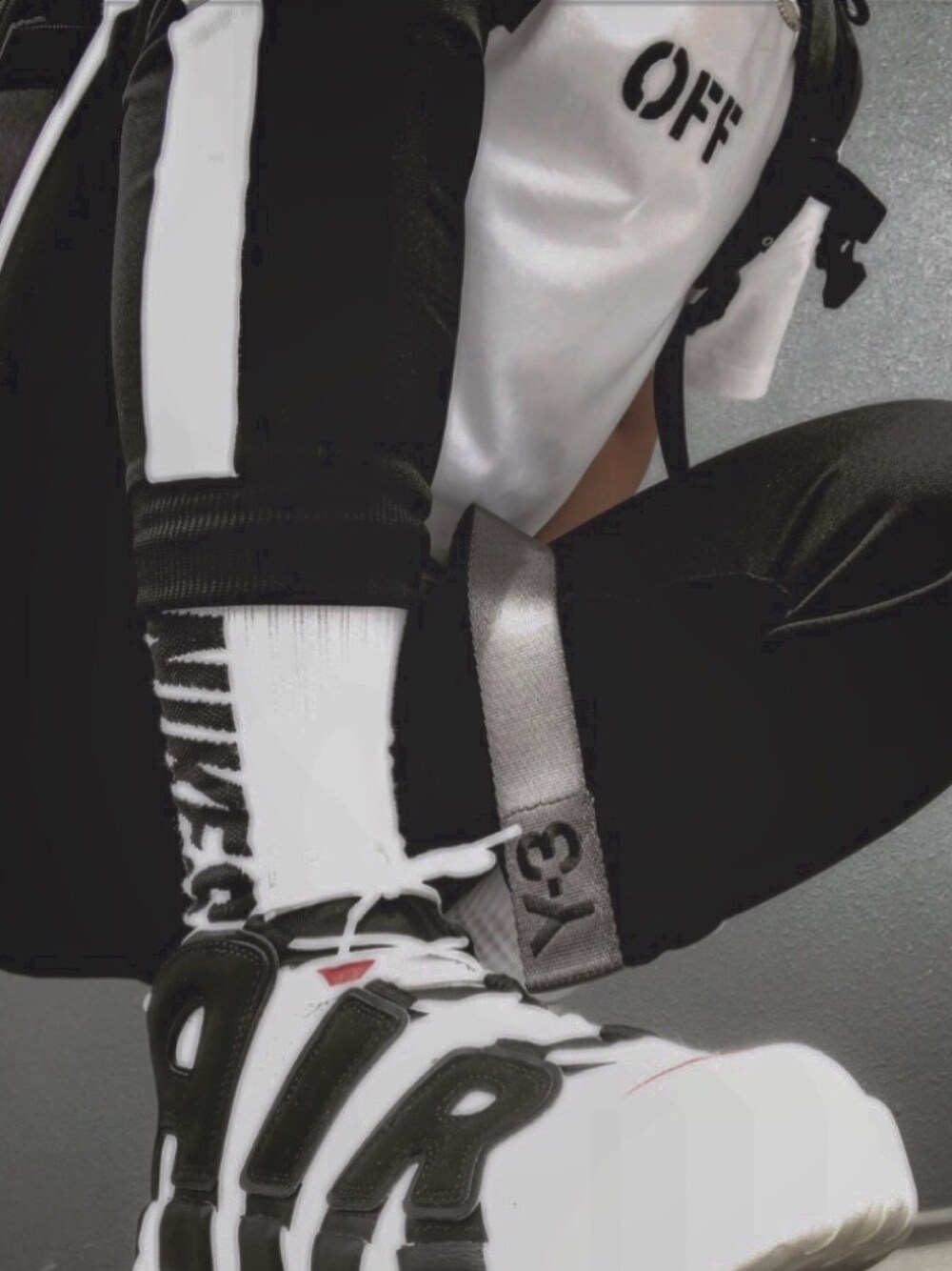 「モアテン、Y-3、NIKE、OFF-WHITE、ストリート、ストリートファッション、ootd、おしゃれさんと繋がりたい、いいね、save、フォローお願いします🤑」｜「NIKEのNIKE AIR MORE UPTEMPO【SP】（スニーカー、ホワイト系）」を使った、水素さん（メンズ・172cm）の秋コーディネートの1枚目の写真