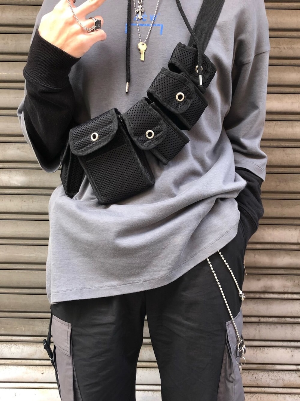 「いいね、save、フォローお願いします🤑、おしゃれさんと繋がりたい、韓国ファッション、ストリート、ストリートファッション、韓国ブランド、Trendy woobi、acoldwall、BALENCIAGA、vetements」｜「cozy mostのアイテム（ボディバッグ/ウエストポーチ、ブラック系）」を使った、水素さん（メンズ・175cm）の冬コーディネートの1枚目の写真