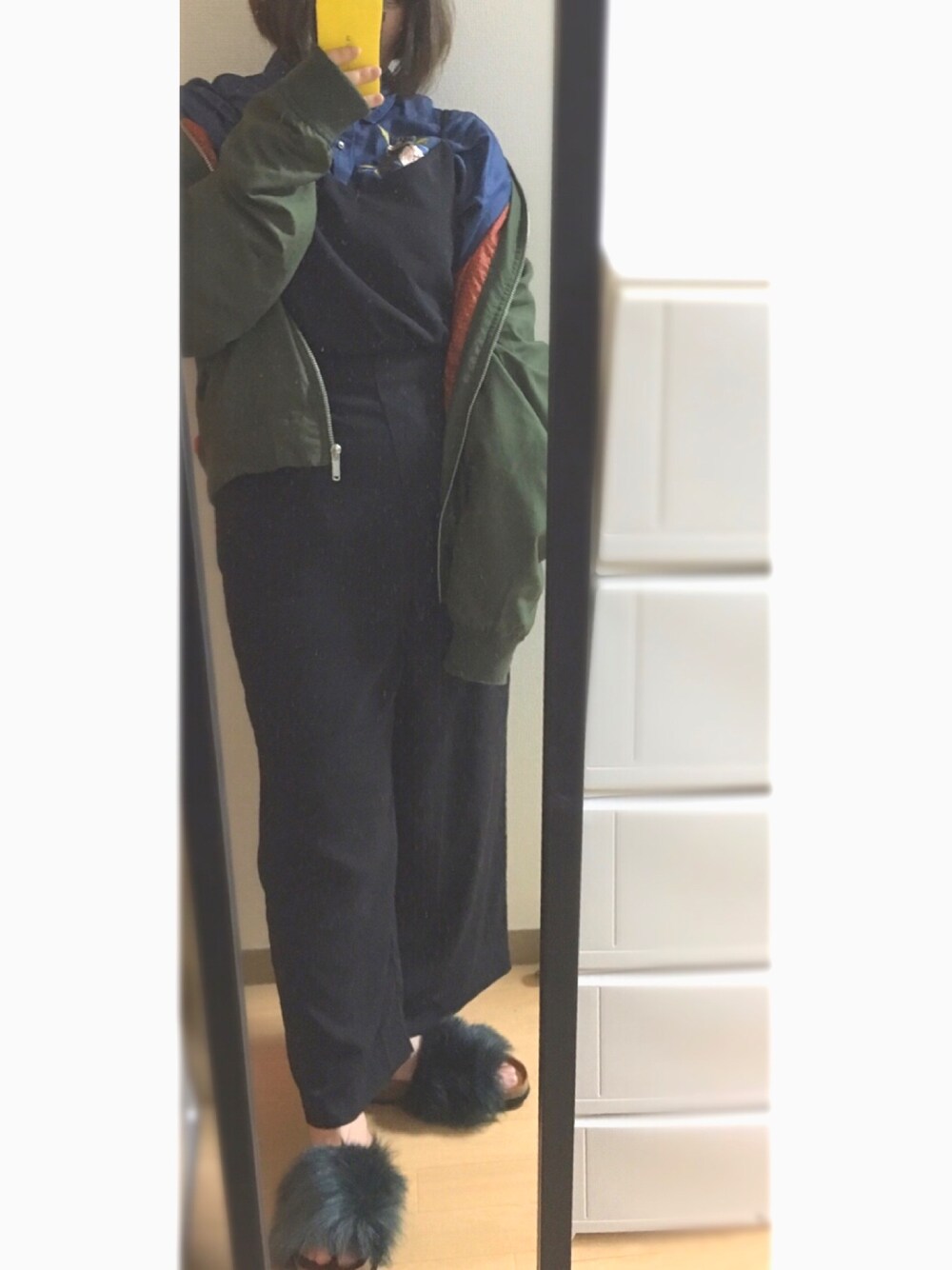 「UNIQLOのアイテム（つなぎ/オールインワン、ブラック系）」を使った、hanaさん（レディース・159cm）の春コーディネートの1枚目の写真