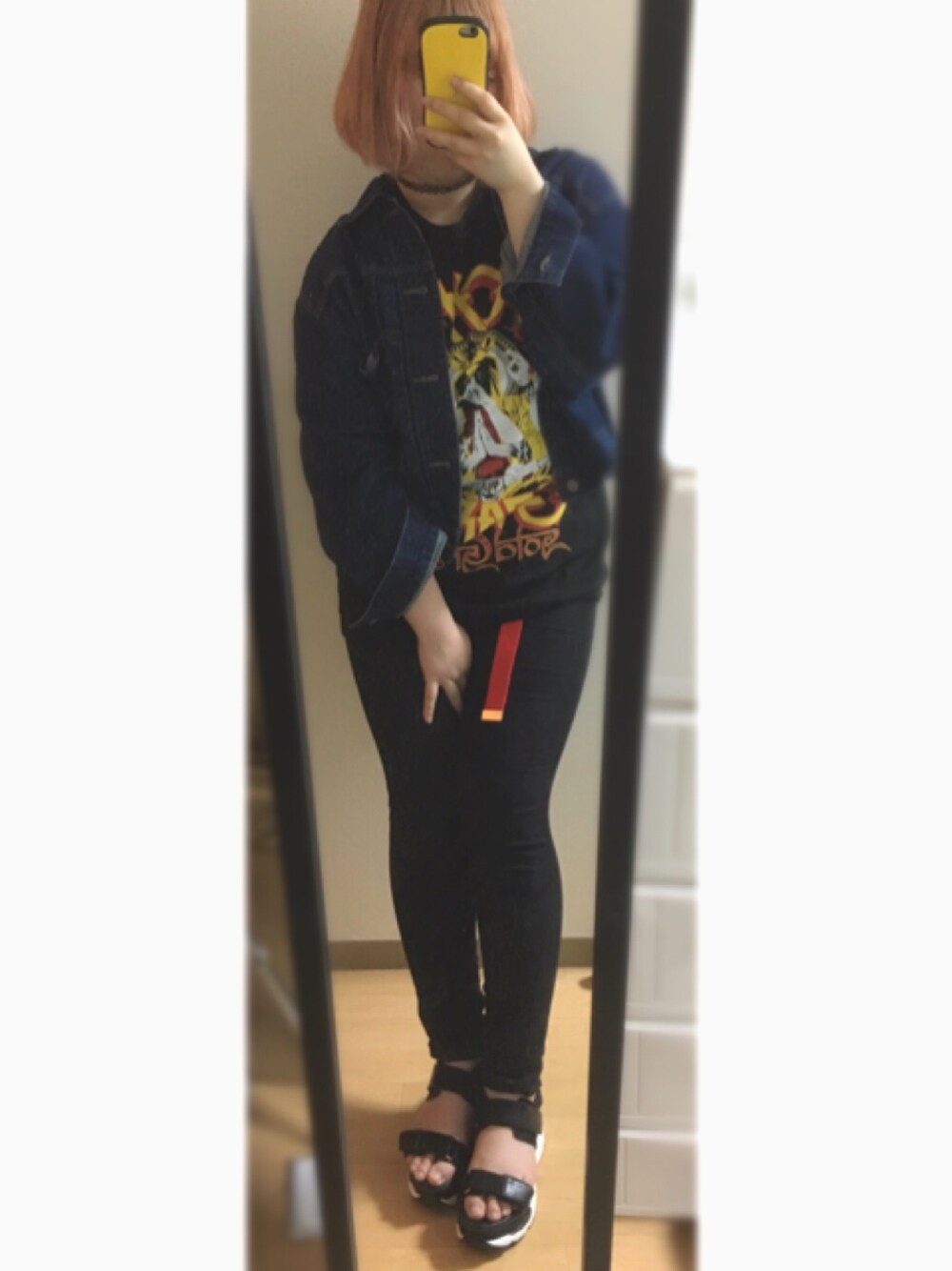 「H&Mのアイテム（デニムパンツ、ブラック系）」を使った、hanaさん（レディース・159cm）の春コーディネートの1枚目の写真