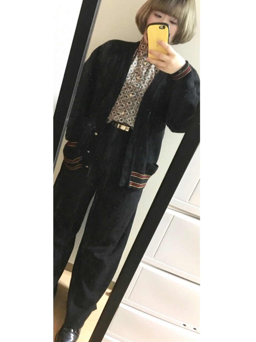 「秋のコーデ、黒、古着、ブラックコーデ、ワイドパンツ、シャツ、ootd」｜「古着のアイテム（カーディガン/ボレロ、ブラック系）」を使った、hanaさん（レディース・159cm）の秋コーディネートの1枚目の写真