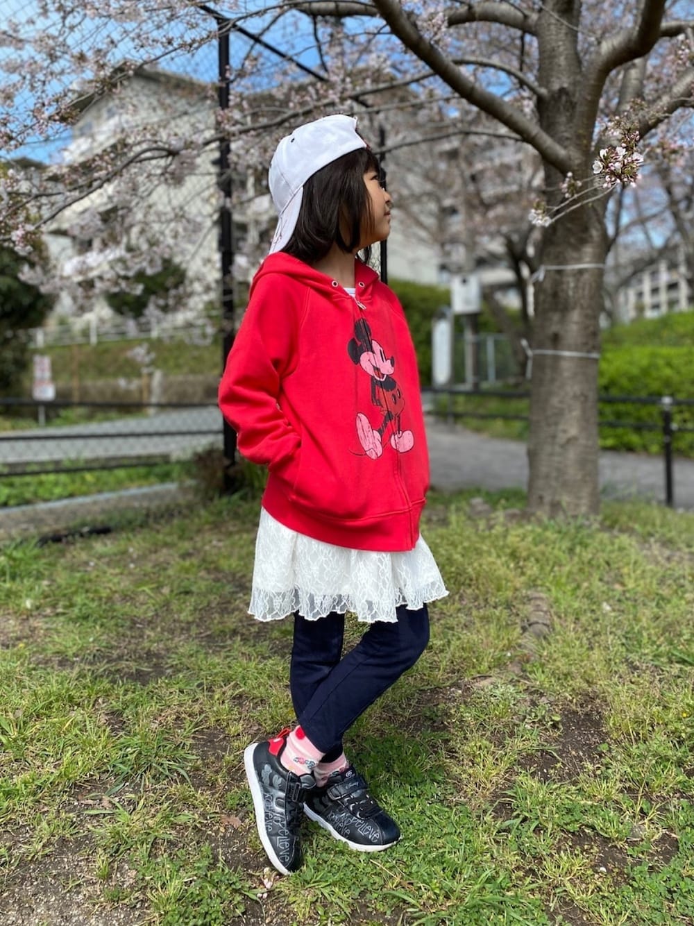 「春、子供服、子供服コーデ、ディズニーコーデ、幼稚園」｜「Disneyのアイテム（パーカー、レッド系）」を使った、TOSHIさん（メンズ・166cm）の春コーディネートの1枚目の写真