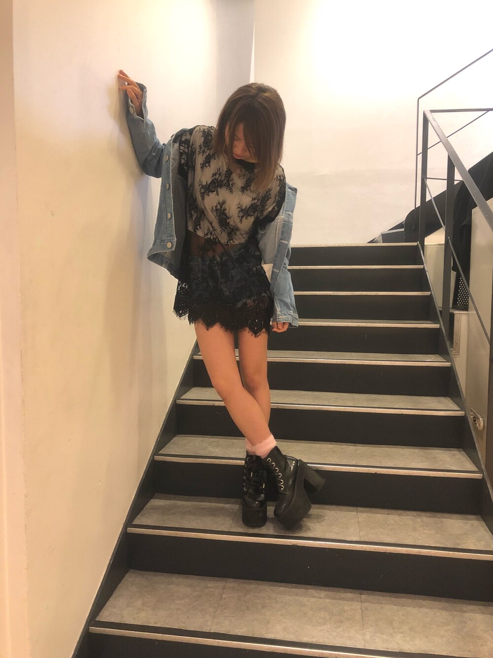 「レース、厚底、デニム」｜「BUBBLESのアイテム（ブーツ、ブラック系）」を使った、KIMIさん（レディース・160cm）の春コーディネートの1枚目の写真