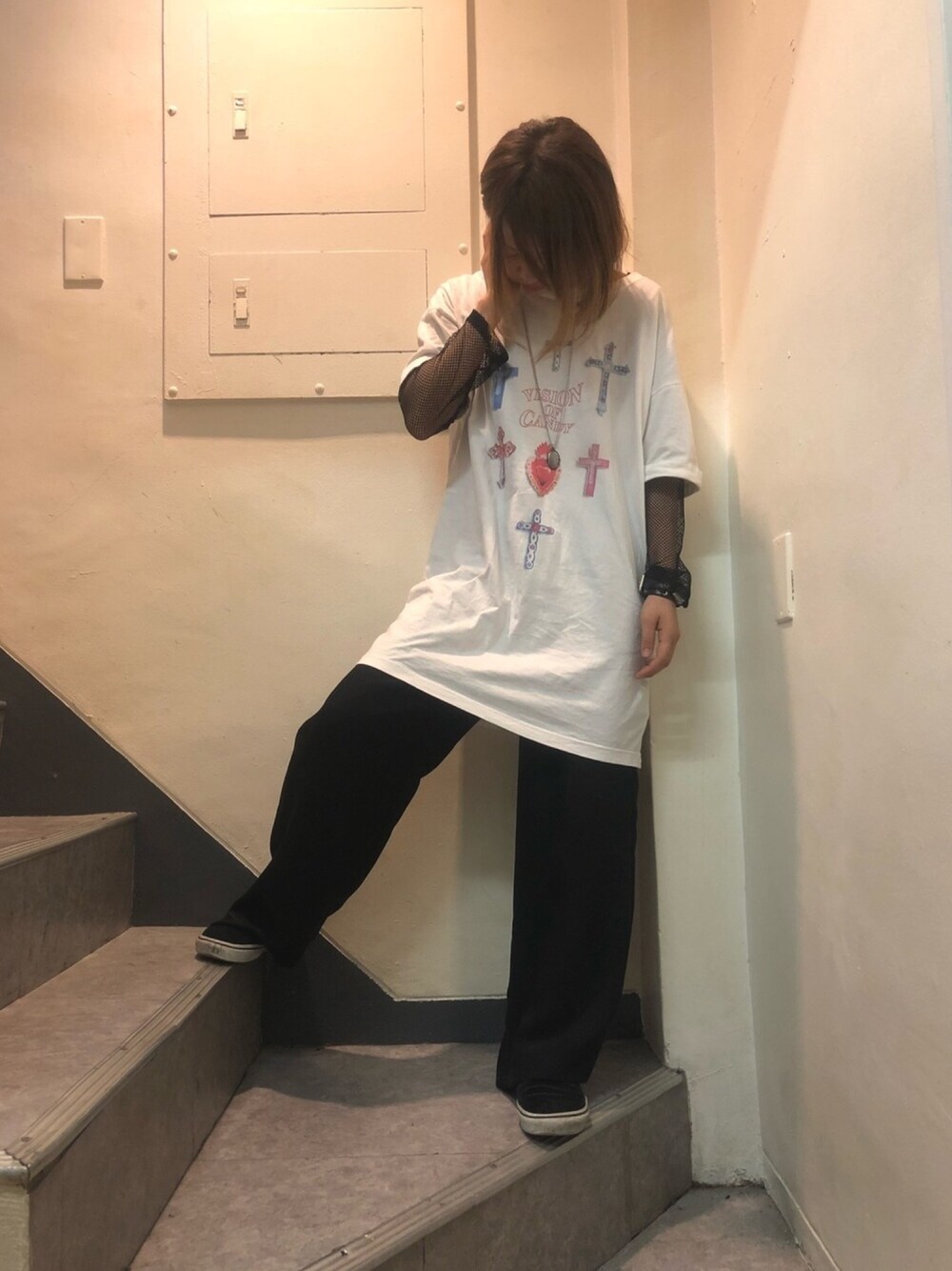 「BigT、ワイドパンツ、メッシュトップス、Candy Stripper、ストリート、クロス」｜「Candy Stripperのアイテム（Tシャツ/カットソー、ホワイト系）」を使った、KIMIさん（レディース・160cm）の春コーディネートの1枚目の写真