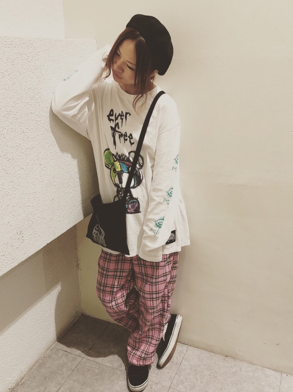 「hide、sex machineguns、ロック、ベレー帽、チェック、ストリート」｜「lemonedのアイテム（Tシャツ/カットソー、ホワイト系）」を使った、KIMIさん（レディース・160cm）の春コーディネートの1枚目の写真