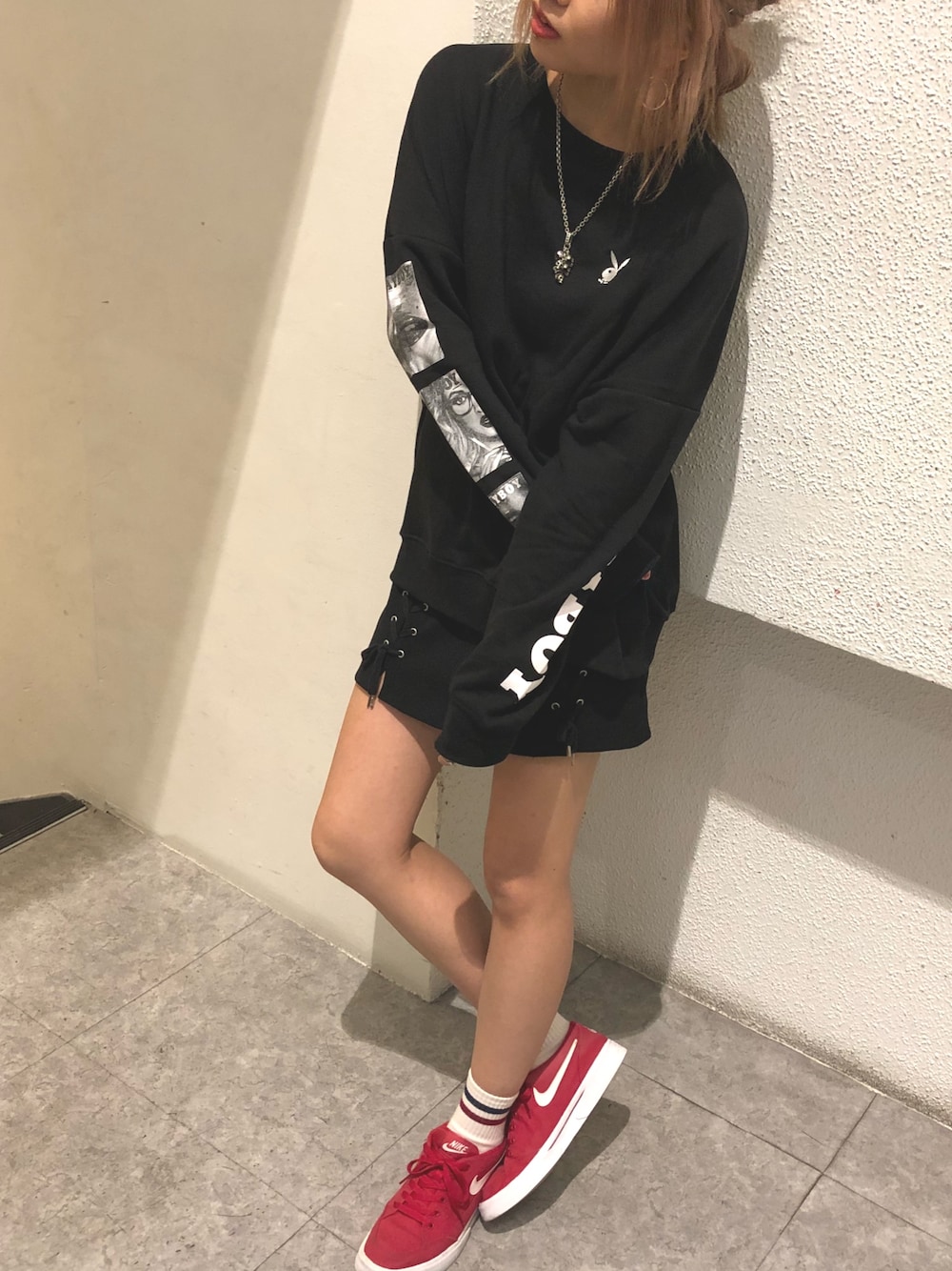 「スポーツミックス、秋、スニーカー、ロングスリーブ、PLAYBOY、SPIRALGIRL、NIKE」｜「PLAYBOYのアイテム（Tシャツ/カットソー、ブラック系）」を使った、KIMIさん（レディース・160cm）の秋コーディネートの1枚目の写真