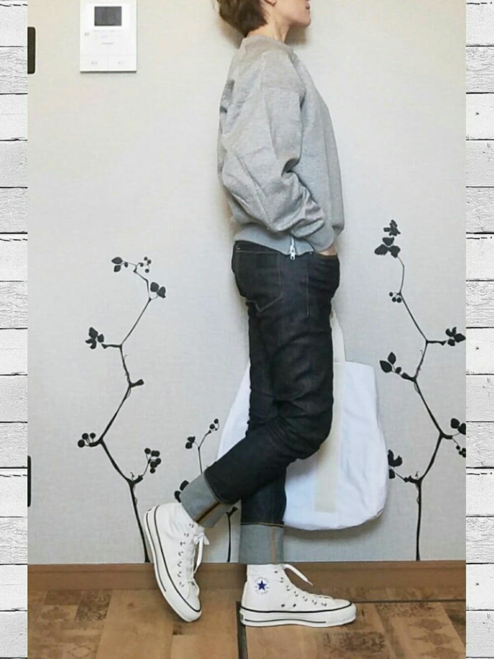 「休日スタイル、シンプル、ラフ、ootd、スウェット、デニム」｜「CONVERSEのCONVERSE / ALL STAR J HI （スニーカー、ホワイト系）」を使った、N.さん（レディース・154cm）の冬コーディネートの1枚目の写真