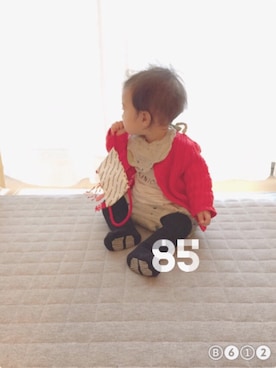 「Handmade（ハンドメイド）のアイテム（スタイ/よだれかけ、グレー系）」を使った、hana‧✧̣̥̇‧さん（キッズ）の冬コーディネート