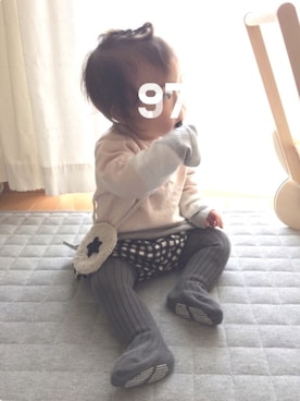 「H&M（エイチ・アンド・エム）のアイテム（ニット/セーター、ピンク系）」を使った、hana‧✧̣̥̇‧さん（キッズ）の春コーディネート