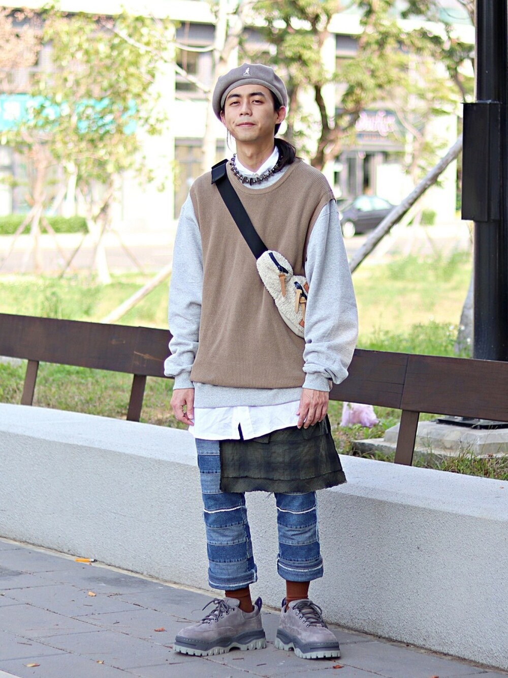 ブラウン系のベスト、グレー系のその他シューズ、ホワイト系のシャツ/ブラウスを着用したメンズの春コーディネートの1枚目の写真