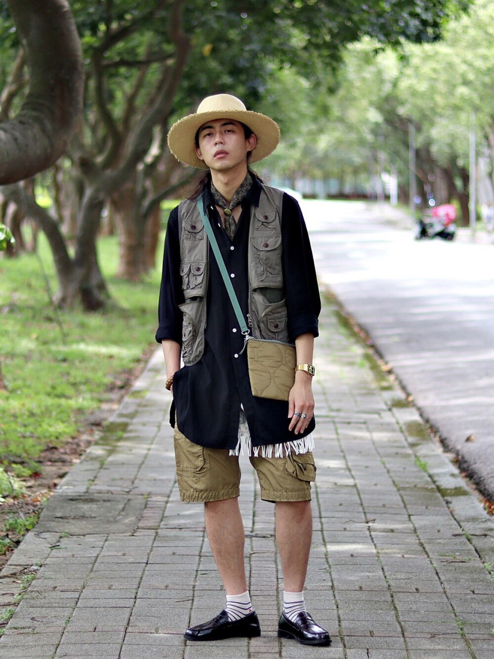 グレー系のベスト、ブラウン系のローファー、ブラック系のシャツ/ブラウスを着用したメンズの夏コーディネートの1枚目の写真