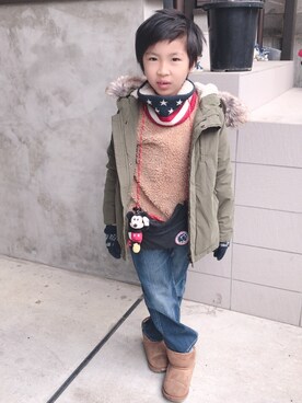 「URBAN RESEARCH DOORS（アーバンリサーチドアーズ）のアイテム（ニット/セーター、ブラウン系）」を使った、ＲeeeeeNさん（キッズ）の冬コーディネート