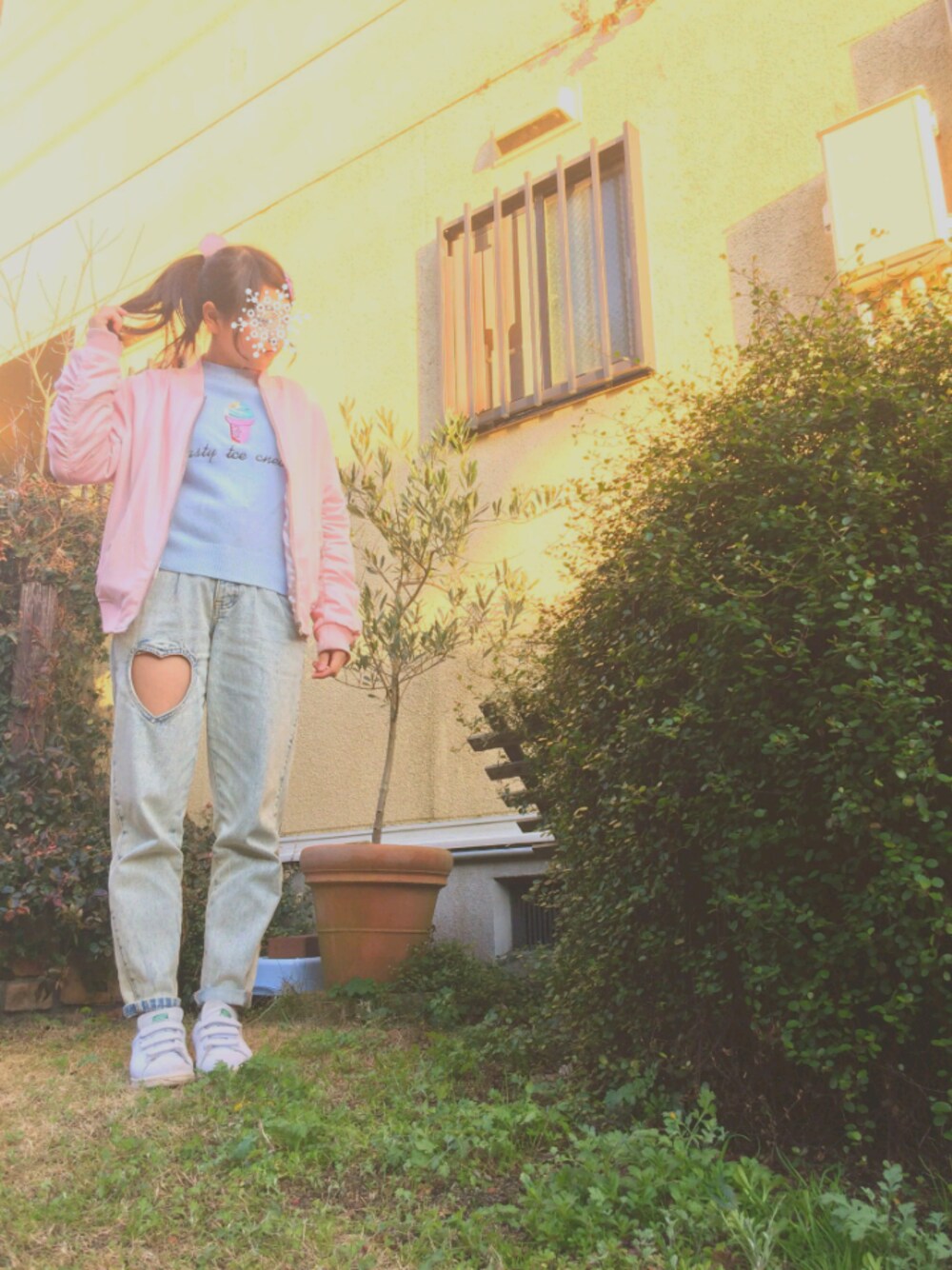 「ootd、ピンク、ガーリー、ガーリーカジュアル、アディダス、FIG&VIPER、デニムパンツ、ニット、MA-1」｜「FIG&VIPERのHEART CUT OUT DENIM PANTS（デニムパンツ、ブルー系）」を使った、たえこ。さん（レディース・162cm）の冬コーディネートの1枚目の写真