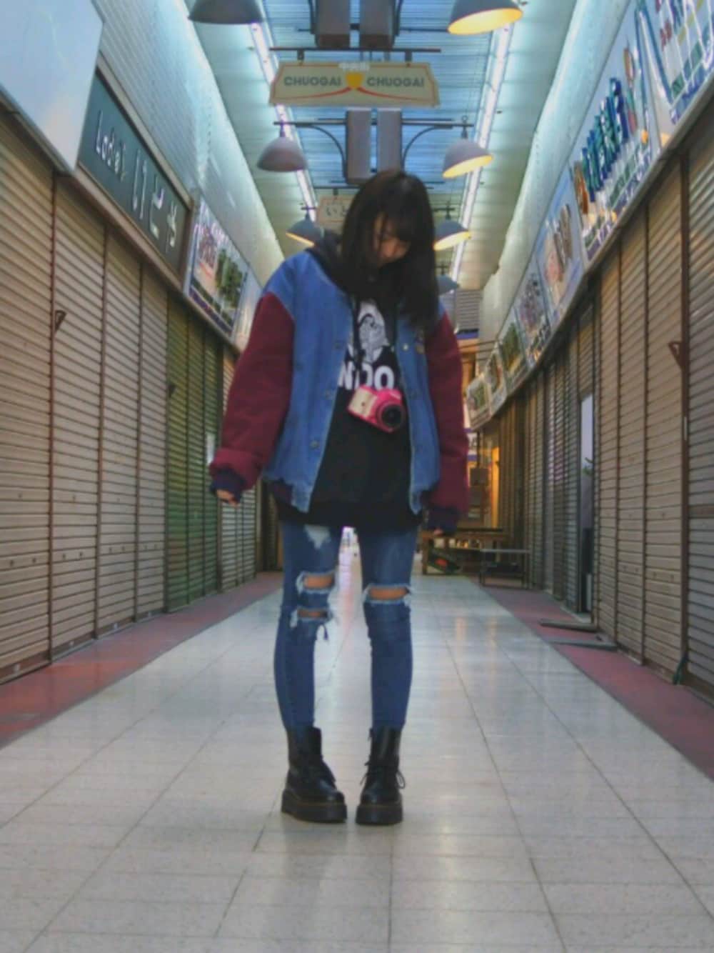 「カメラ女子、ootd、冬、ストリート、ダメージデニムパンツ、古着、ボーイロンドン、デニム」｜「WEGO USED品のアイテム（デニムジャケット、ブルー系）」を使った、たえこ。さん（レディース・162cm）の冬コーディネートの1枚目の写真