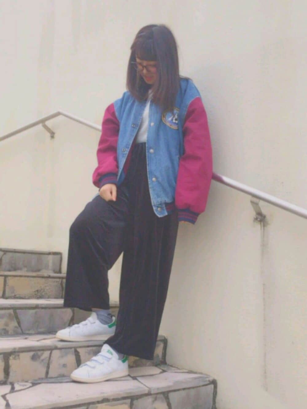 「カジュアル、オトナ女子、ベロア、デニム、高校生、アディダス、スタンスミス、ootd」｜「WEGO USED品のアイテム（デニムジャケット、ブルー系）」を使った、たえこ。さん（レディース・162cm）の冬コーディネートの1枚目の写真