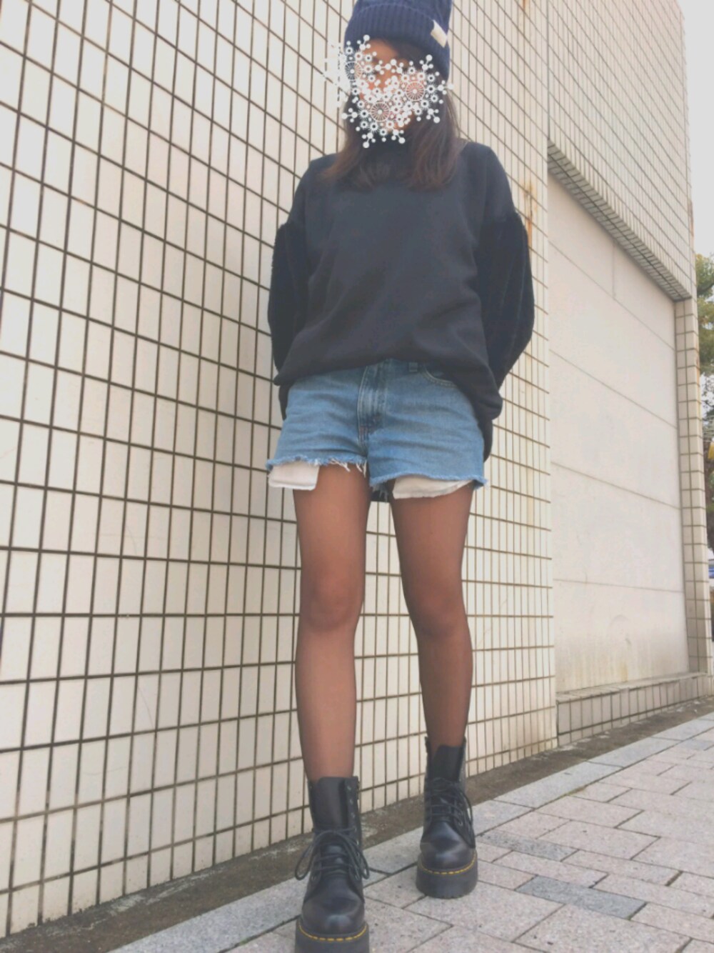 「真っ黒コーデ、黒、ゆるコーデ、きれいめカジュアル、モノトーンコーデ、デニム、ootd、ドクターマーチン」｜「CLOSE-UPのアイテム（スウェット、ブラック系）」を使った、たえこ。さん（レディース・162cm）の冬コーディネートの1枚目の写真