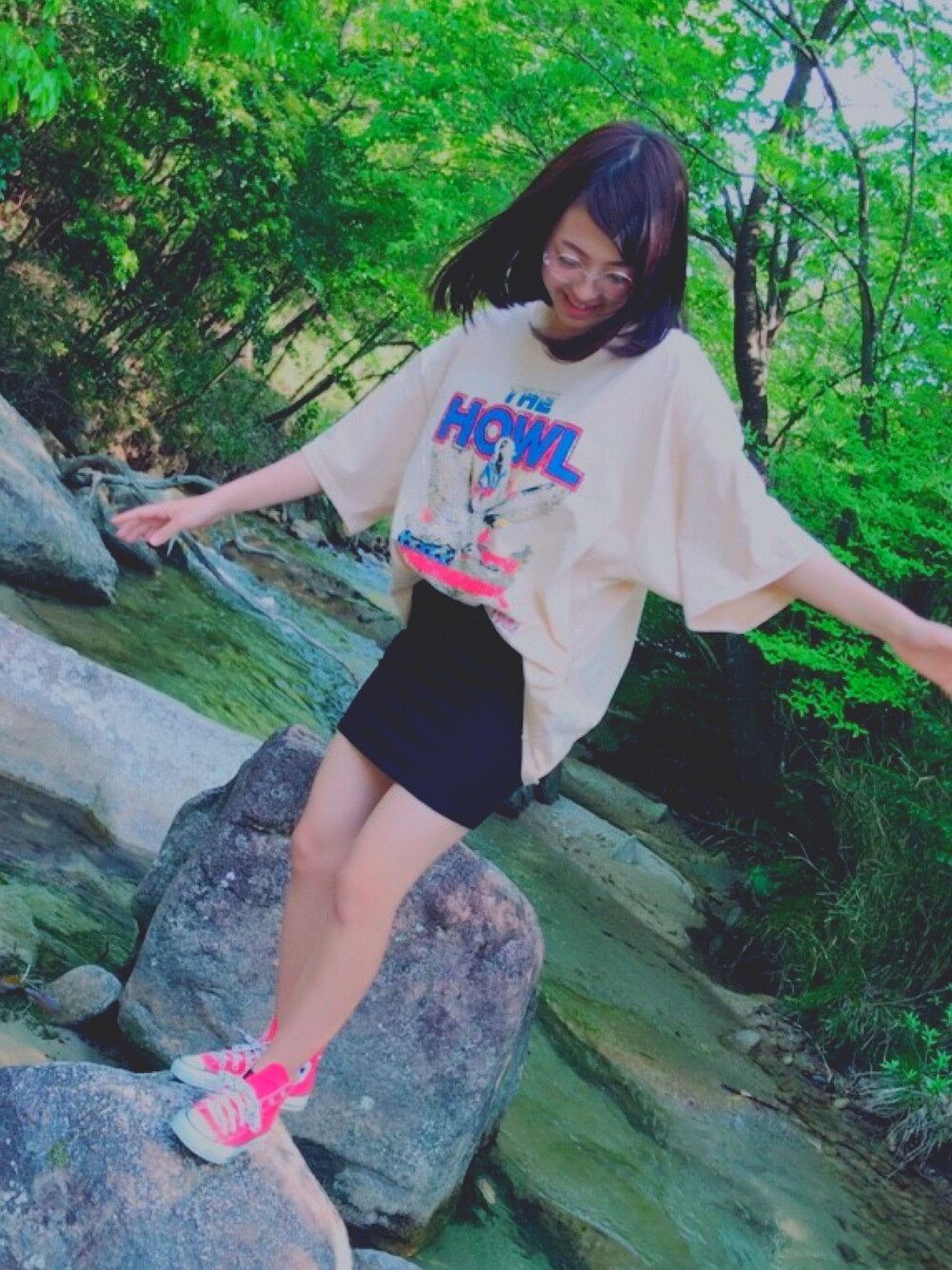 「春コーデ、カジュアル、ロデオクラウンズ、Tシャツ、タイトスカート、黒、コンバース、赤、ビックT」｜「Rodeo Crownsのアイテム（Tシャツ/カットソー、ベージュ系）」を使った、たえこ。さん（レディース・162cm）の春コーディネートの1枚目の写真