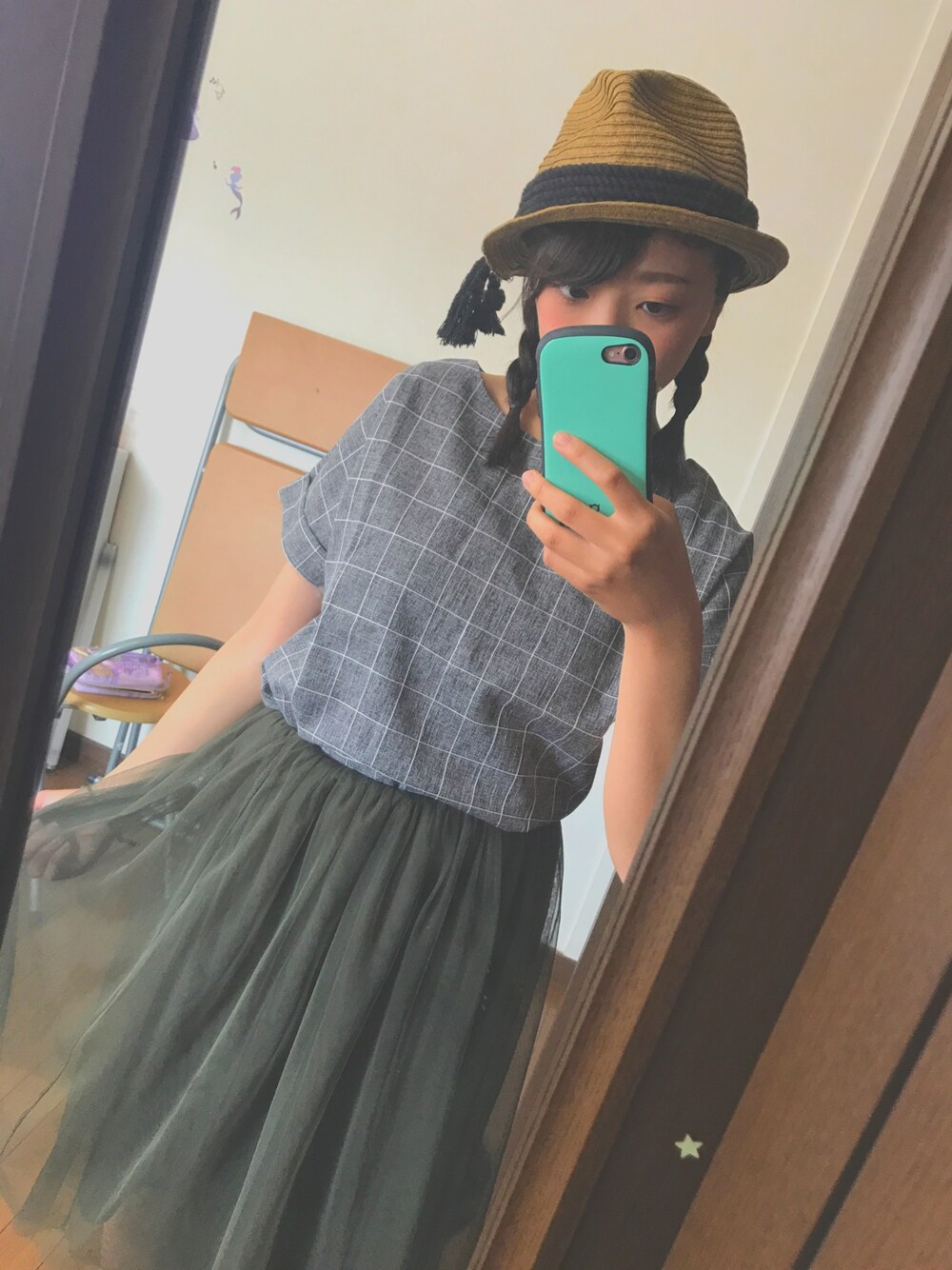 「カジュアルコーデ、シンプルコーデ、夏、休日スタイル、サンダル、シンプル、チュールスカート、グレー、カーキ、スポサン」｜「earth music&ecologyのウエストラインチュールスカート（スカート、グリーン系）」を使った、たえこ。さん（レディース・162cm）の夏コーディネートの1枚目の写真