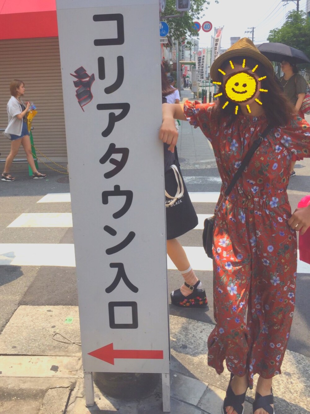 「オールインワン、アロハ柄、花柄、夏コーデ、ootd、ラフ、カジュアル、きれいめカジュアル、SMTOWN」｜「DHOLICのオフショルダーフローラルオールインワン（つなぎ/オールインワン、レッド系）」を使った、たえこ。さん（レディース・162cm）の夏コーディネートの1枚目の写真