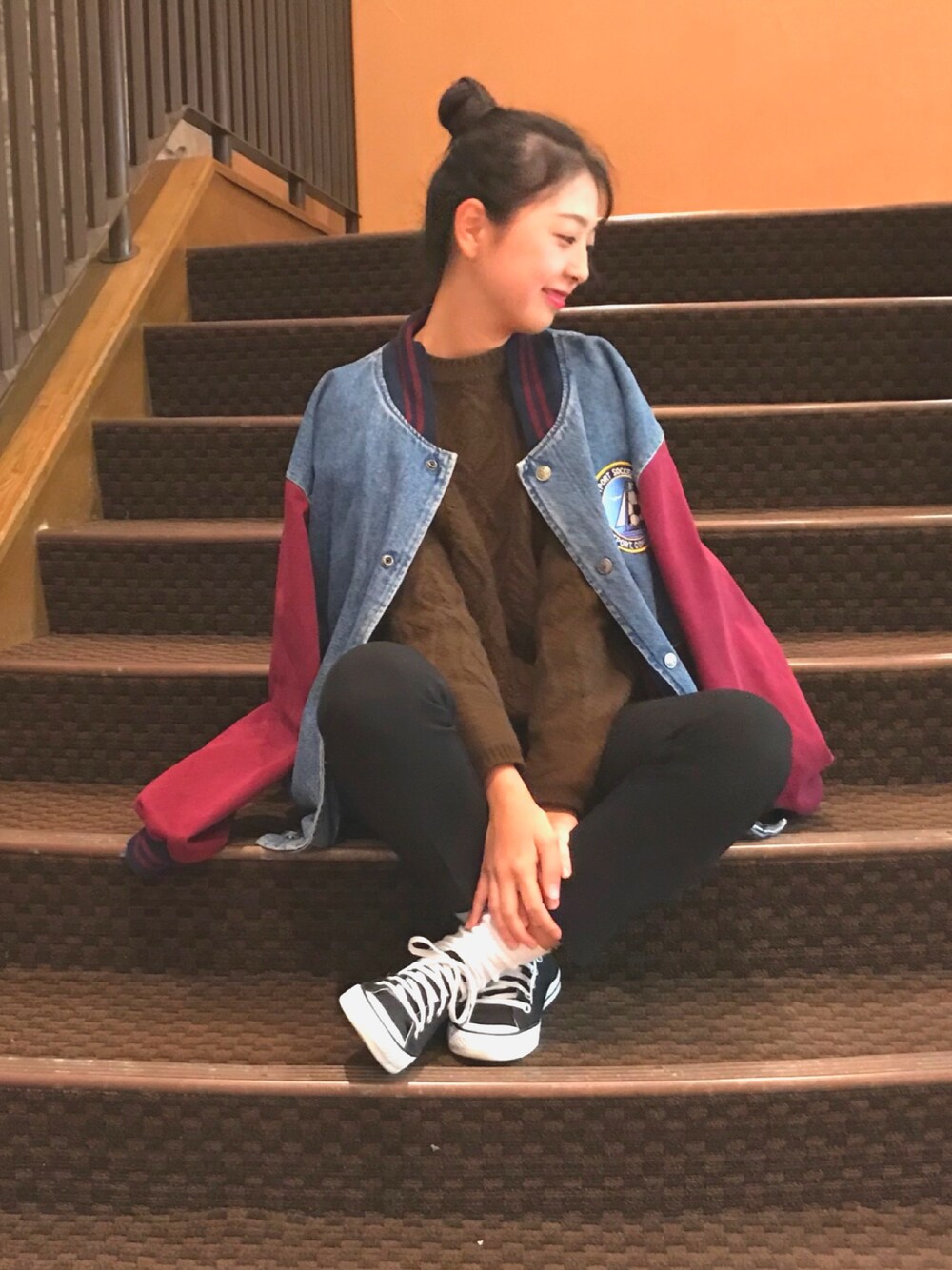 「シンプル、冬コーデ、カジュアル、古着、古着女子、おしゃれさんと繋がりたい、ゆるコーデ、スニーカー、黒スキニー」｜「CONVERSEのconverse（コンバース） ALL STAR OX（オールスターOX）（スニーカー、ブラック系）」を使った、たえこ。さん（レディース・162cm）の秋コーディネートの1枚目の写真
