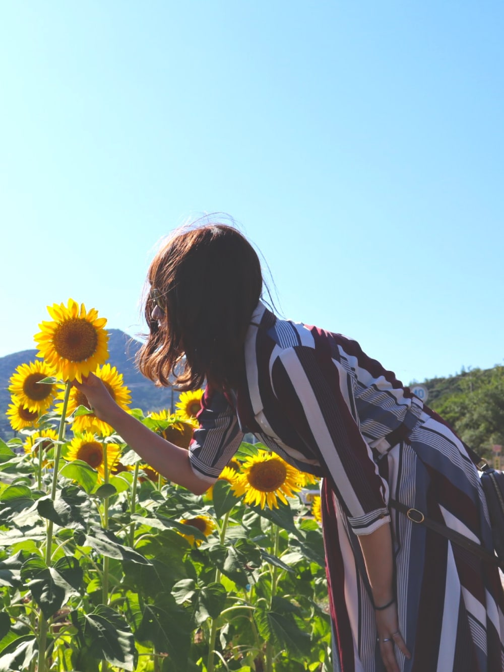 「私の推しブランド、夏コーデ、ワンピース、ラフコーデ、大人かわいい、柄ワンピース」｜「REDYAZELのマルチストライプシャツワンピース◆（シャツワンピース、グリーン系）」を使った、りんまるさん（レディース・163cm）の冬コーディネートの1枚目の写真