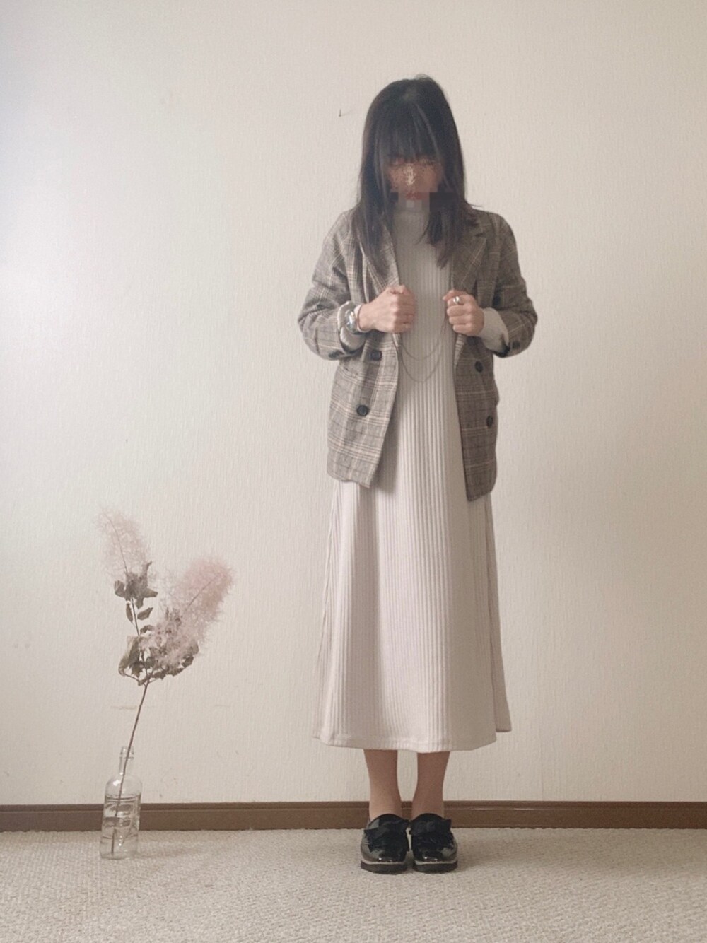 「ローファー、チェック柄に恋してる、ワンピース、リブAラインワンピース、GU、ニットワンピース」｜「fifthの【星玲奈レコメンド】チェックテーラードジャケット（テーラードジャケット、ブラウン系）」を使った、あやさん（レディース・161cm）の秋コーディネートの1枚目の写真