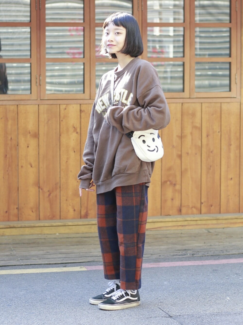 「SLOBE IENAのVANS OLD SKOOLスニーカー◆（スニーカー、ブラウン系）」を使った、張喬さん（レディース・148cm）の秋コーディネートの1枚目の写真