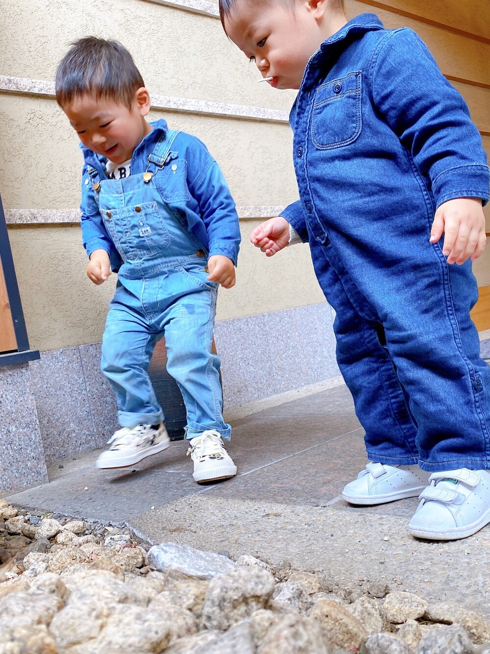 「春、デニムコーデ、デニムサロペット、年子」｜「Leeのアイテム（サロペット/オーバーオール、ブルー系）」を使った、rs2a1219さん（キッズ・90cm）の春コーディネートの1枚目の写真