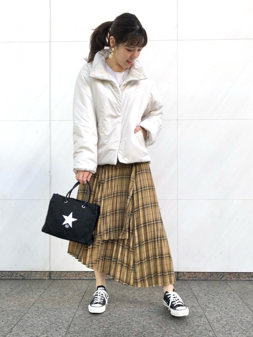 「大人カジュアル、スニーカーコーデ、スクエアバッグ、チェック、プリーツスカート、冬コーデ、カジュアルコーデ、コンバース、CONVERSE TOKYO」｜「CONVERSE TOKYOの中綿ショートブルゾン（ブルゾン、ホワイト系）」を使った、tomokaさん（レディース・165cm）の秋コーディネートの1枚目の写真