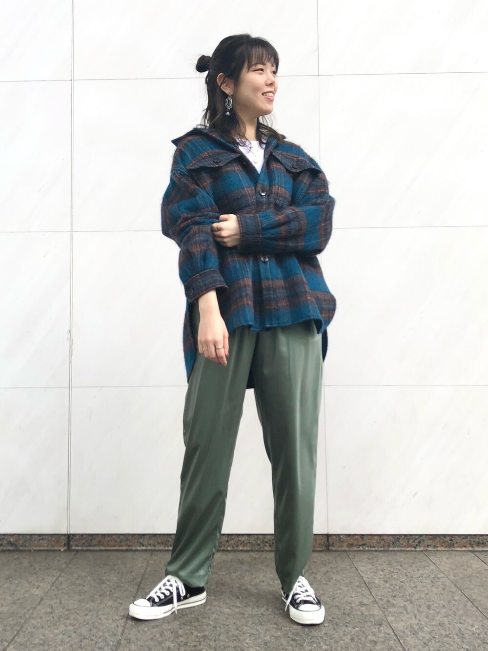 「大人カジュアル、チェック柄に恋してる、秋のコーデ、チェック、サテンパンツ、スニーカーコーデ、大人コーデ、コンバース、CONVERSE TOKYO」｜「CONVERSE TOKYOのシャギーチェックブルゾン（ブルゾン、ブルー系）」を使った、tomokaさん（レディース・165cm）の秋コーディネートの1枚目の写真