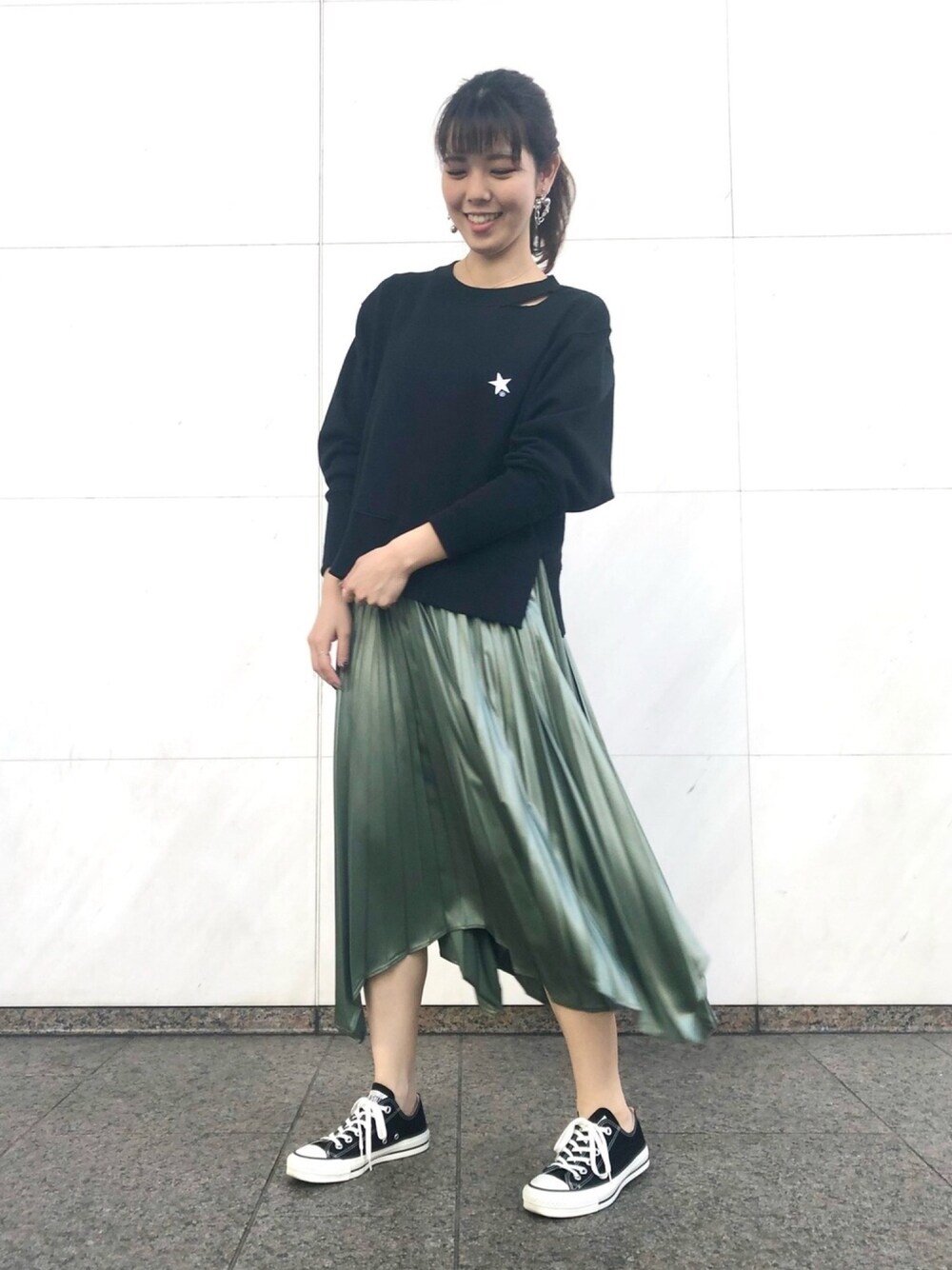 「秋のコーデ、ゆるコーデ、プリーツスカート、サテンスカート、大人カジュアル、カジュアルコーデ、スニーカーコーデ、コンバース、CONVERSE TOKYO」｜「CONVERSE TOKYOのアイテム（スウェット、ブラック系）」を使った、tomokaさん（レディース・165cm）の秋コーディネートの1枚目の写真