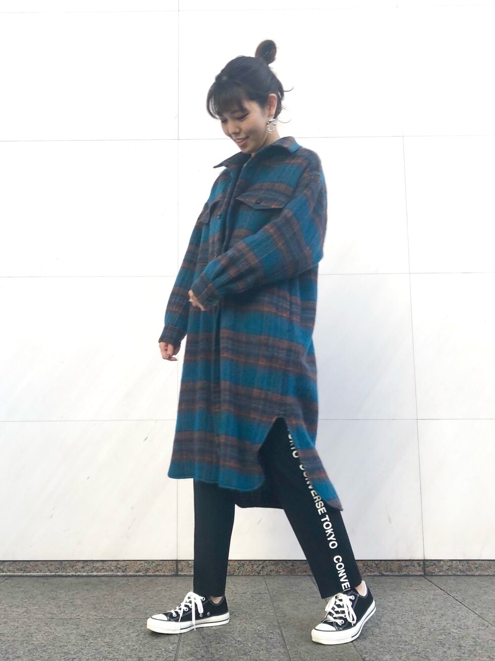 「コート、チェックコート、パンツスタイル、秋のコーデ、アウター、大人カジュアル、スニーカー、コンバース、CONVERSE TOKYO」｜「CONVERSE TOKYOのシャギーチェックコート（ステンカラーコート、ブルー系）」を使った、tomokaさん（レディース・165cm）の秋コーディネートの1枚目の写真