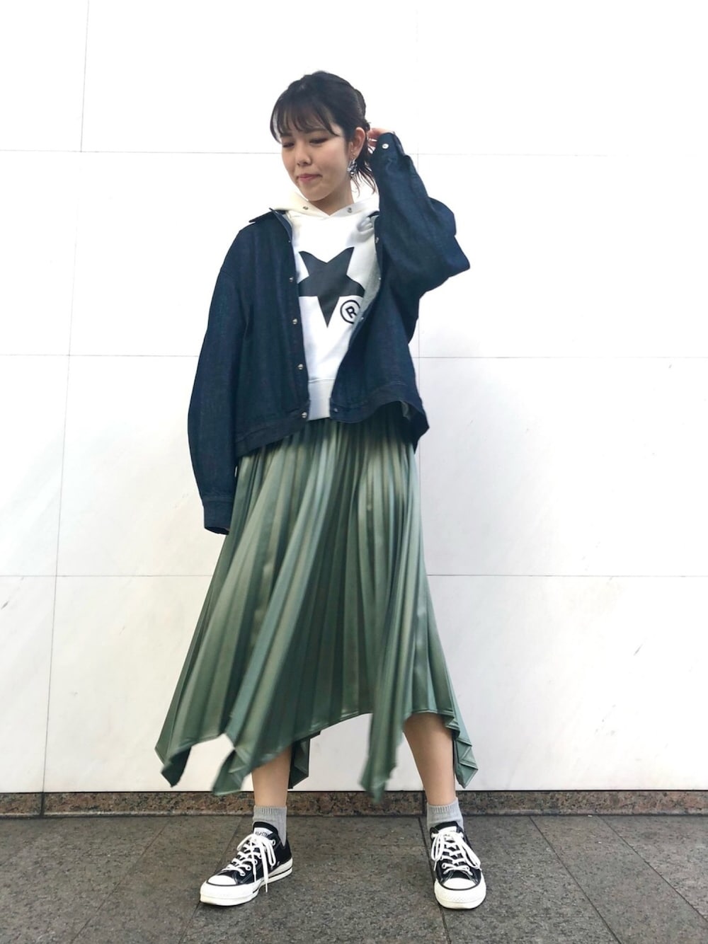 「デニムジャケット、プリーツスカート、パーカー、秋のコーデ、大人カジュアル、ゆるコーデ、ロングスカート、スニーカー、CONVERSE TOKYO、コンバース」｜「CONVERSE TOKYOの★Rフーディーパーカー（パーカー、ホワイト系）」を使った、tomokaさん（レディース・165cm）の秋コーディネートの1枚目の写真