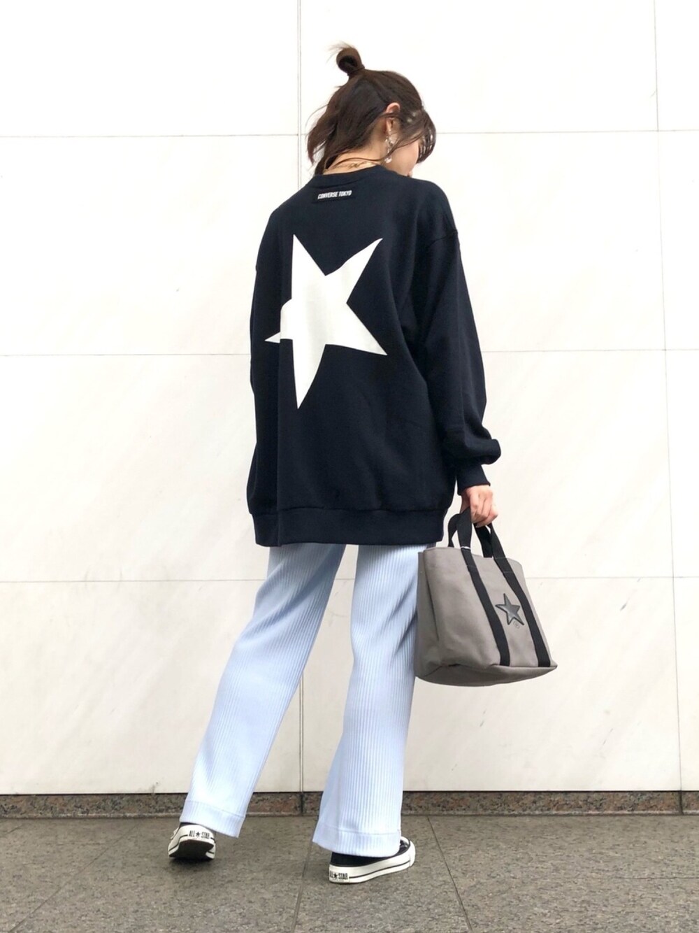 「ゆるコーデ、スウェット、リブパンツ、大人カジュアル、カジュアルコーデ、秋のコーデ、スニーカー、コンバース、CONVERSE TOKYO」｜「CONVERSE TOKYOのビッグ★バックプリントスウェット（スウェット、ブラック系）」を使った、tomokaさん（レディース・165cm）の秋コーディネートの1枚目の写真