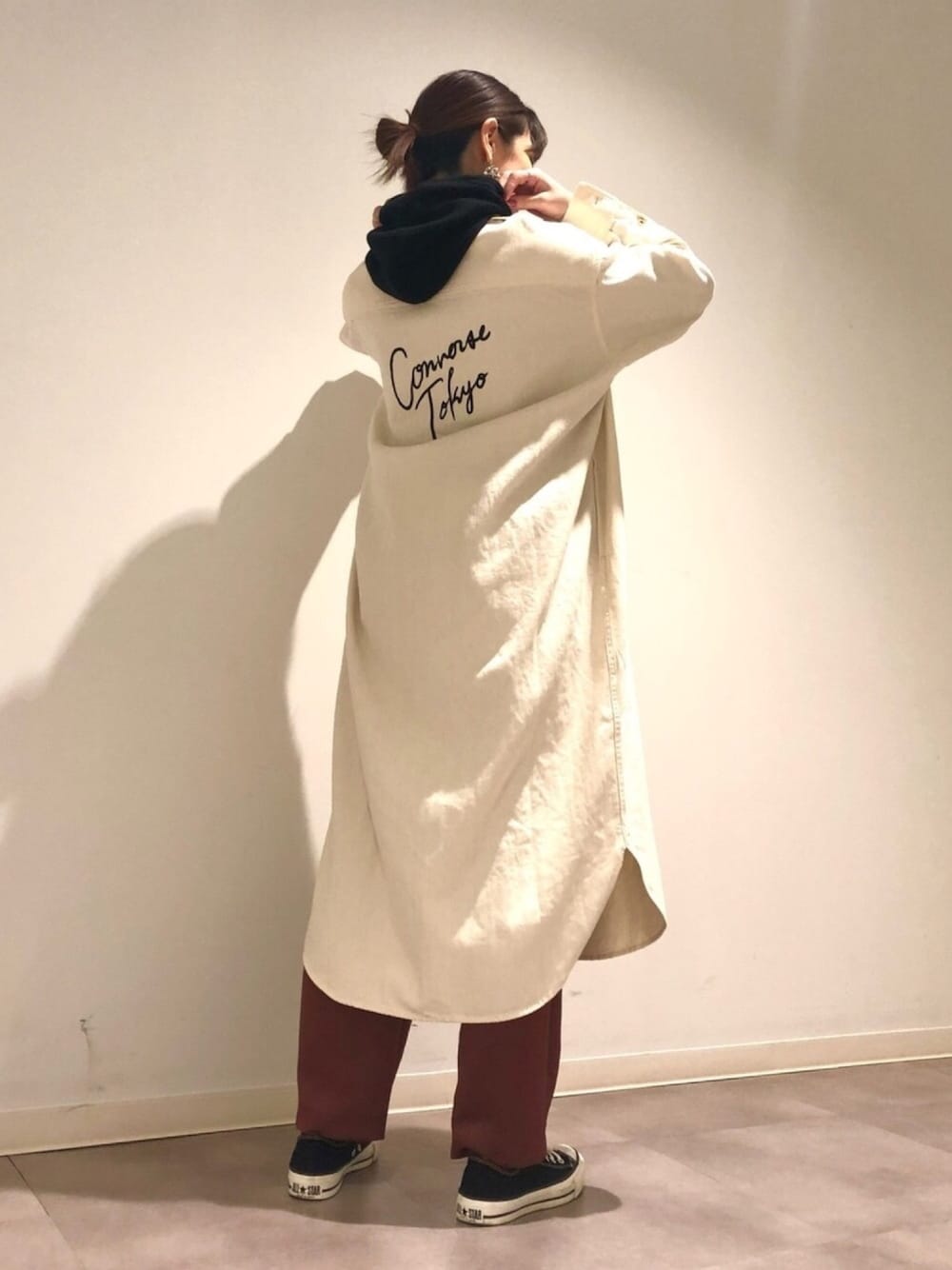 「シャツワンピース、レイヤードスタイル、冬コーデ、大人カジュアル、大人女子、ゆるコーデ、サテンパンツ、休日スタイル、コンバース、コンバーストウキョウ」｜「CONVERSE TOKYOのバックプリントデニムワンピース（シャツワンピース、ホワイト系）」を使った、tomokaさん（レディース・165cm）の冬コーディネートの1枚目の写真