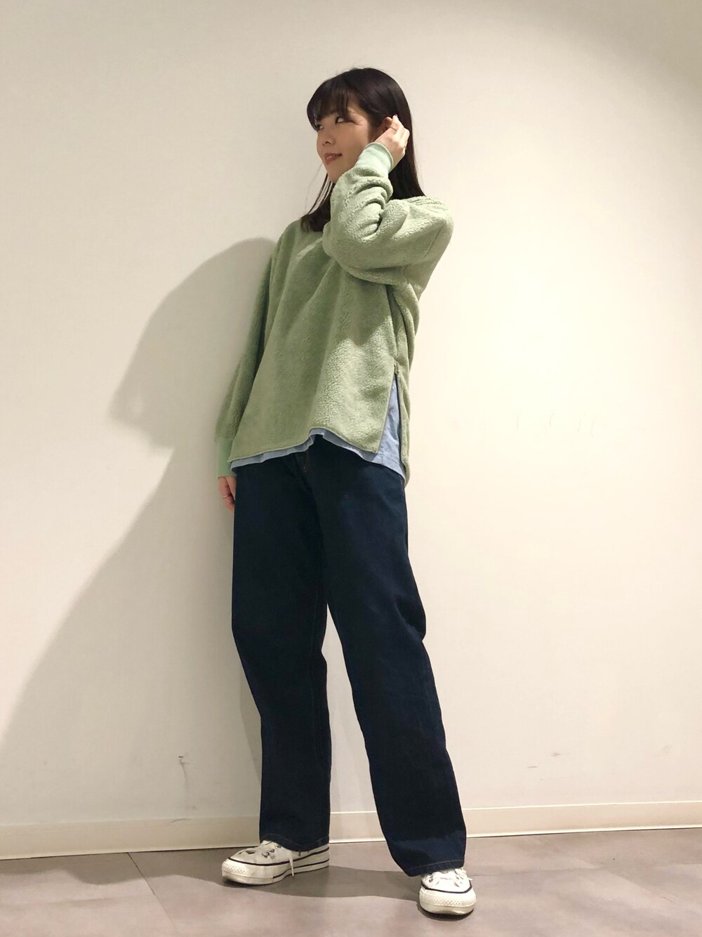 「冬コーデ、カジュアルコーデ、デニムパンツ、オトナカジュアル、ボア、ミントグリーン、パンツスタイル、スニーカー、コンバース、CONVERSE TOKYO」｜「CONVERSE TOKYOの【追加】ボアプルオーバー（スウェット、グリーン系）」を使った、tomokaさん（レディース・165cm）の冬コーディネートの1枚目の写真