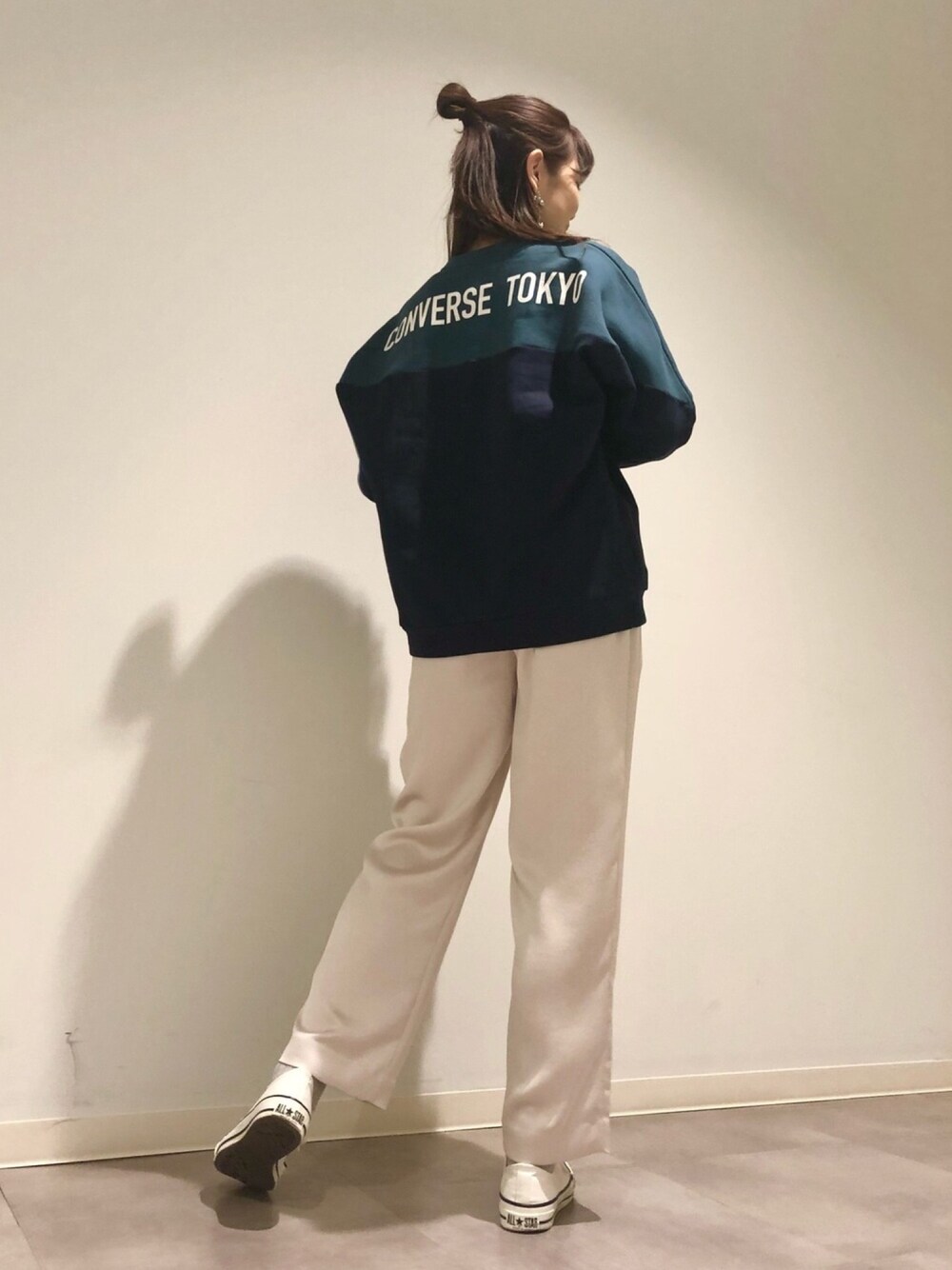 「スウェット、サテンパンツ、スニーカー、休日スタイル、大人カジュアル、ゆるコーデ、楽チンコーデ、コンバース、CONVERSE TOKYO」｜「CONVERSE TOKYOのスターカットスウェット（スウェット、グリーン系）」を使った、tomokaさん（レディース・165cm）の冬コーディネートの1枚目の写真