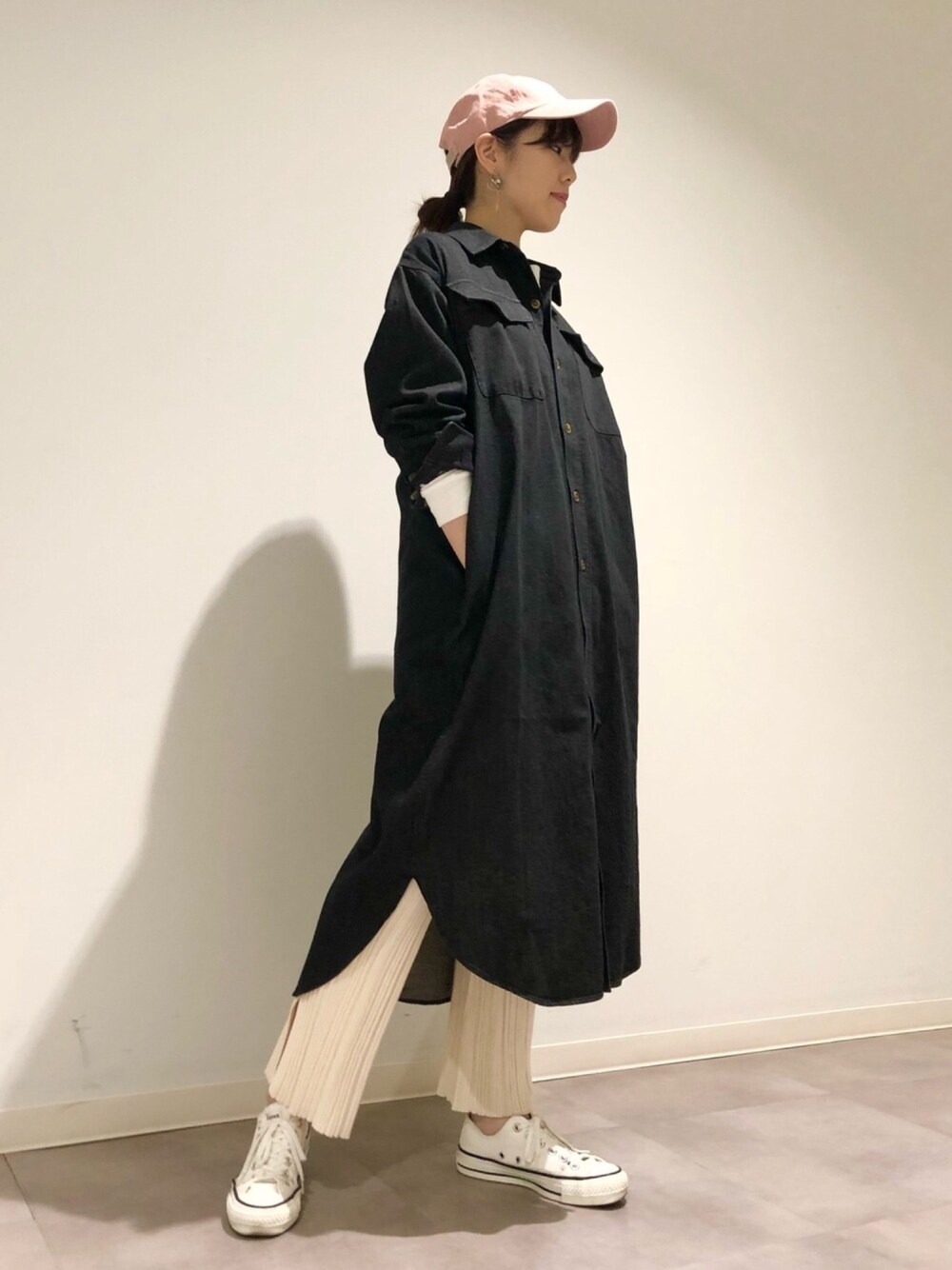 「デニムシャツ、大人カジュアル、デニムワンピース、リブパンツ、キャップ、ラクチンコーデ、スニーカー、コンバース、CONVERSE TOKYO、マイベストコーデ2020」｜「CONVERSE TOKYOのツイルスターキャップ（キャップ、ピンク系）」を使った、tomokaさん（レディース・165cm）の冬コーディネートの1枚目の写真